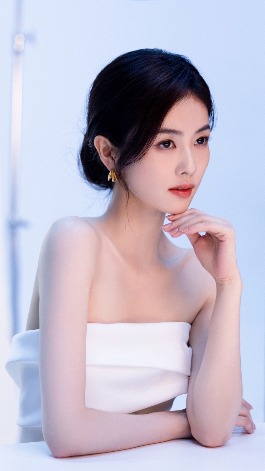 白鹿白色礼服4k手机壁纸竖屏