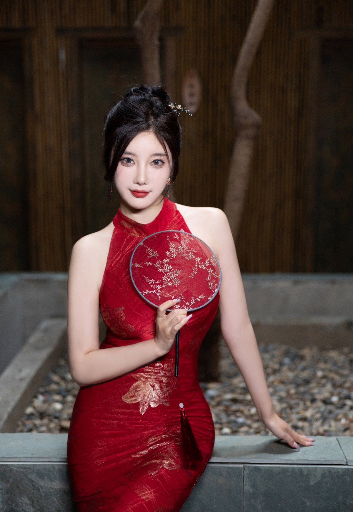 趁繁华尚在侧，便自当舞我国色，性感红色 旗袍装网红美女公园闲逛惬意写真套图