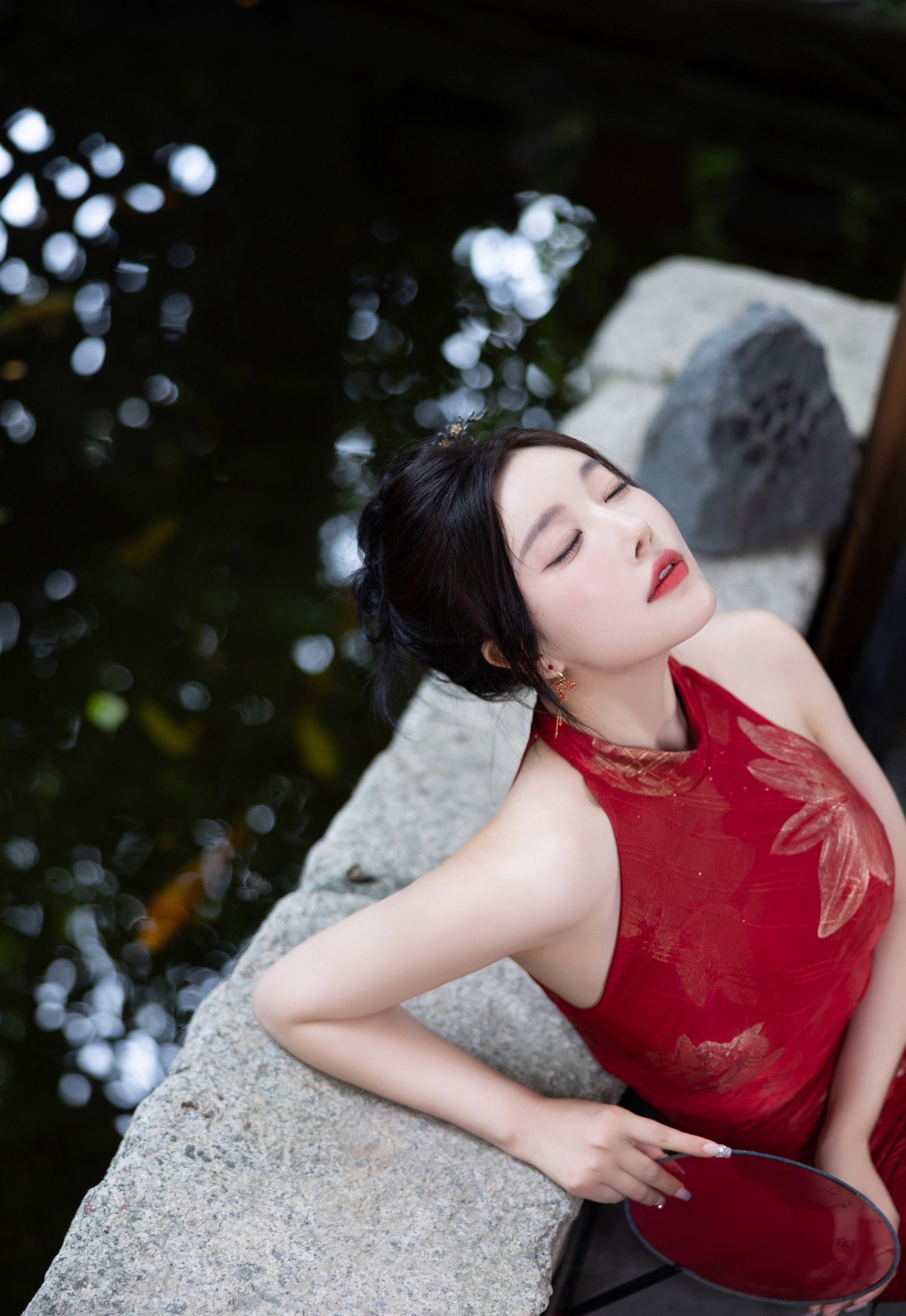 趁繁华尚在侧，便自当舞我国色，性感红色 旗袍装网红美女公园闲逛惬意写真套图