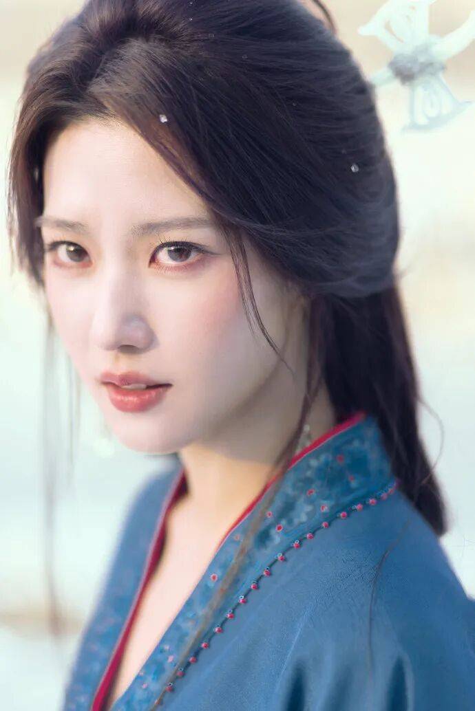 卢昱晓战国袍造型美爆了！清冷破碎忧伤感被赞乱世神女