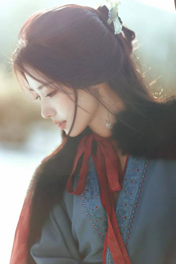 卢昱晓战国袍造型美爆了！清冷破碎忧伤感被赞乱世神女