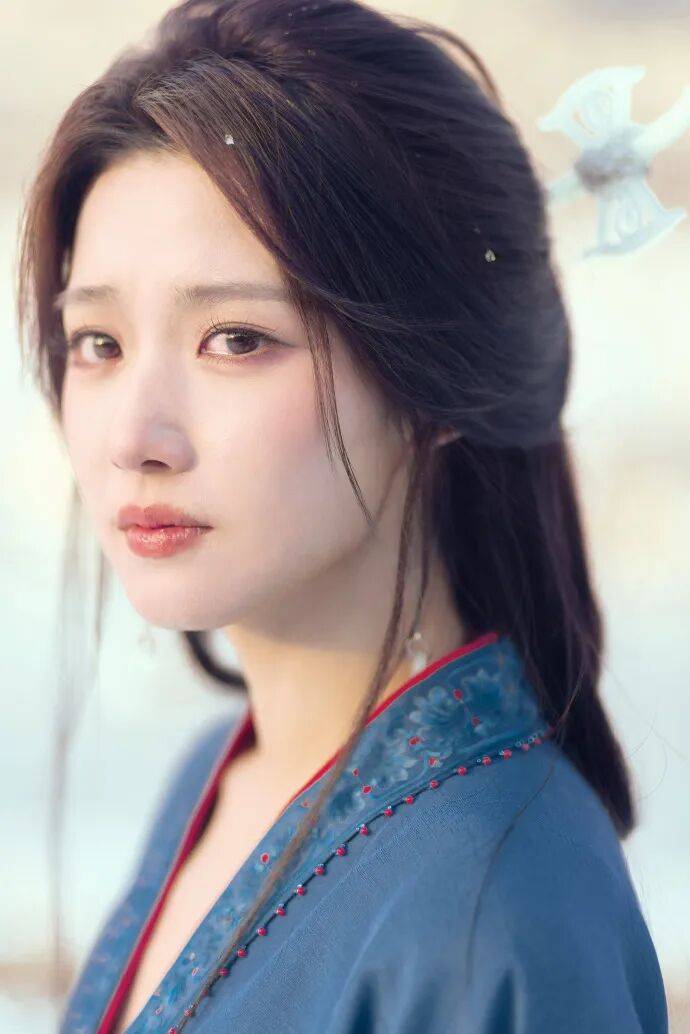 卢昱晓战国袍造型美爆了！清冷破碎忧伤感被赞乱世神女