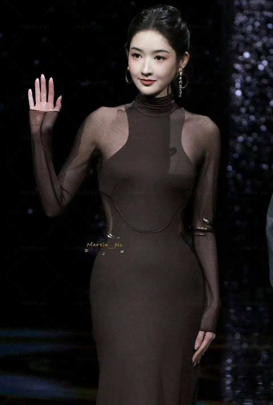 王玉雯的裙子太考验身材了！凹凸有致曼妙多姿性感撩人