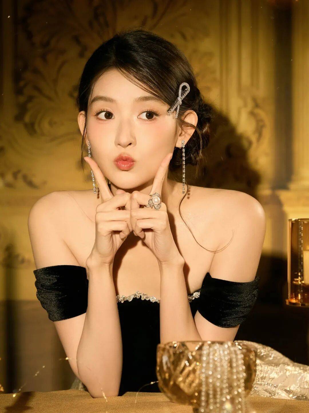 王玉雯的裙子太考验身材了！凹凸有致曼妙多姿性感撩人