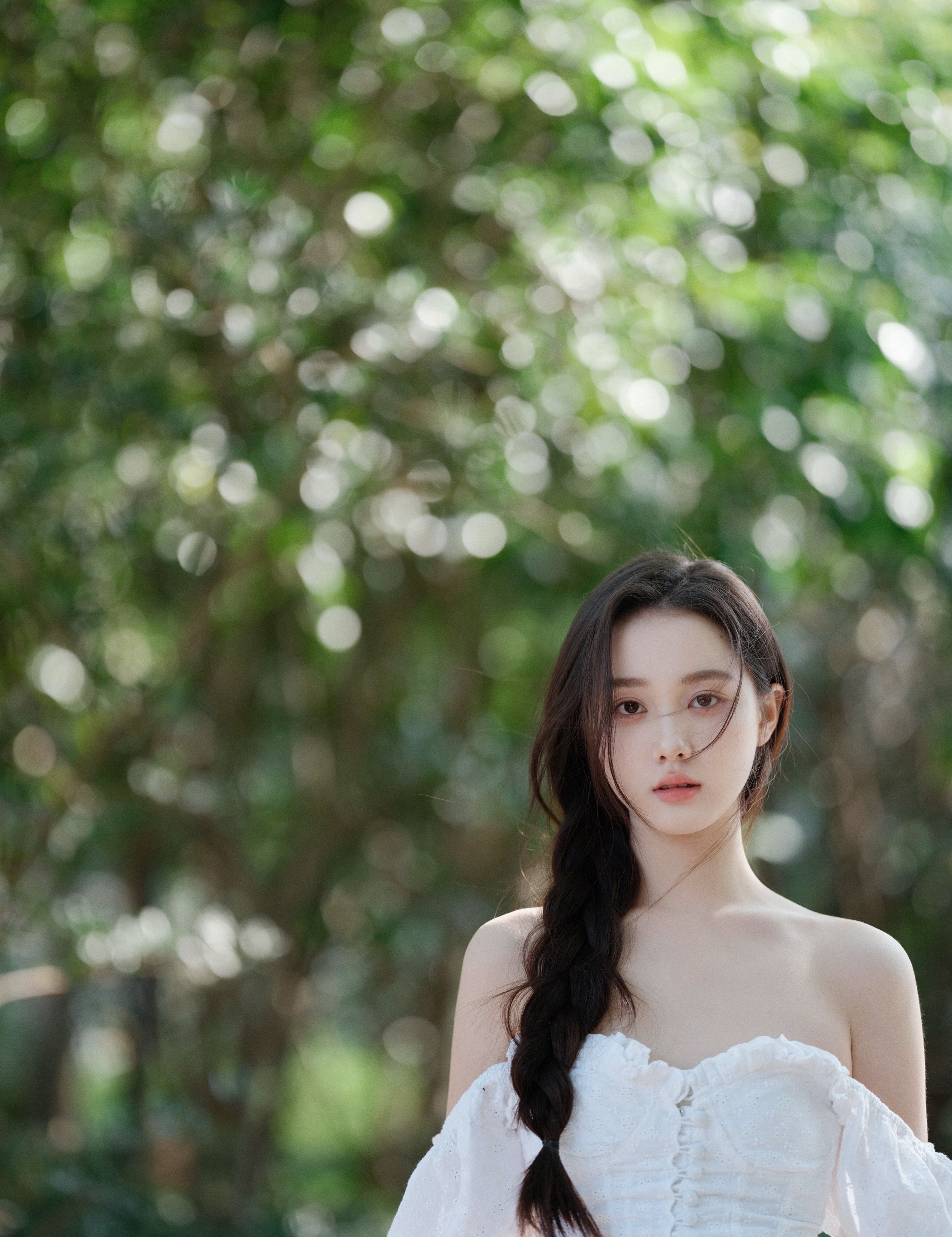 美女李瑜白色露肩 连衣裙温婉甜美写真，感受春天到夏天之间的温暖