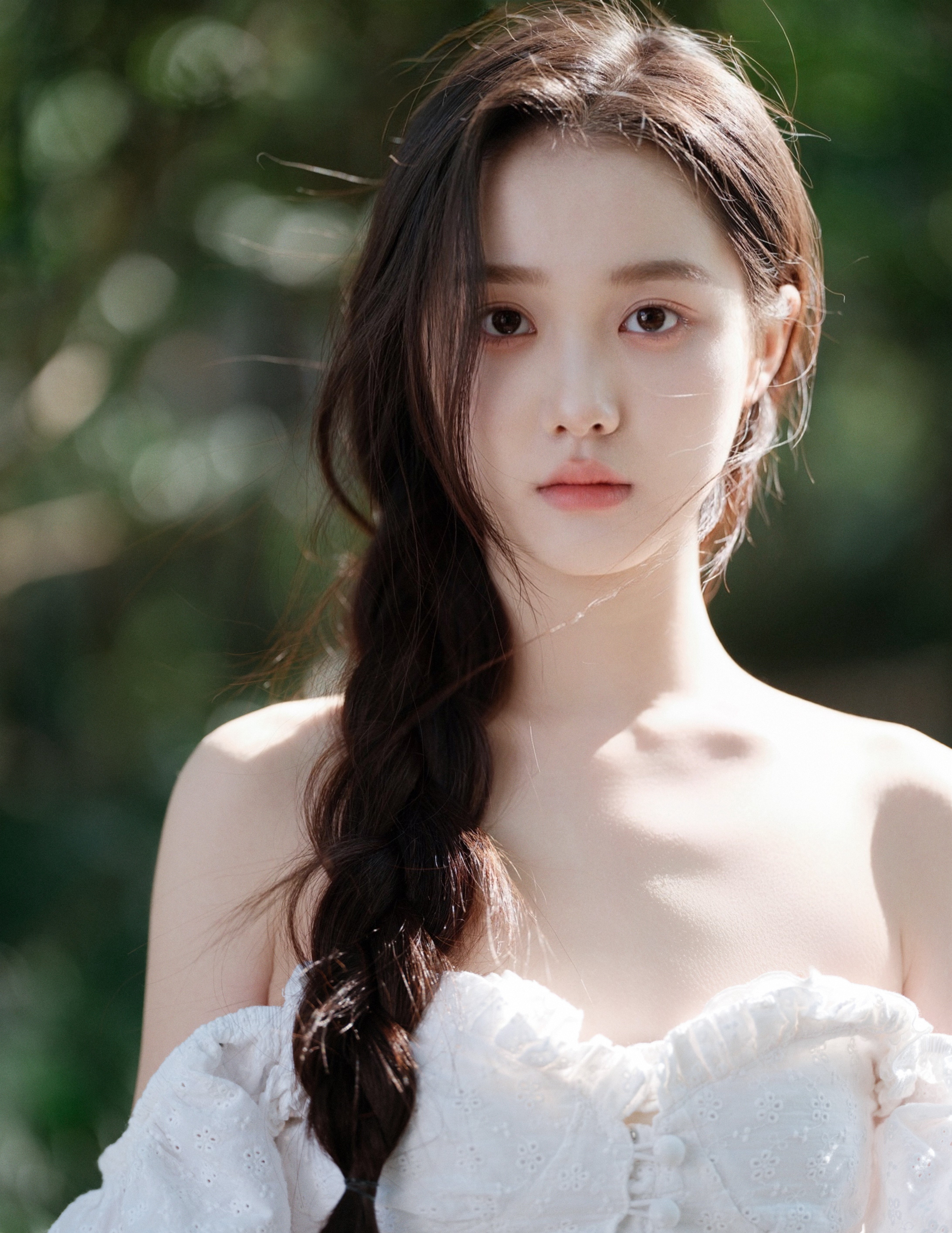 美女李瑜白色露肩 连衣裙温婉甜美写真，感受春天到夏天之间的温暖