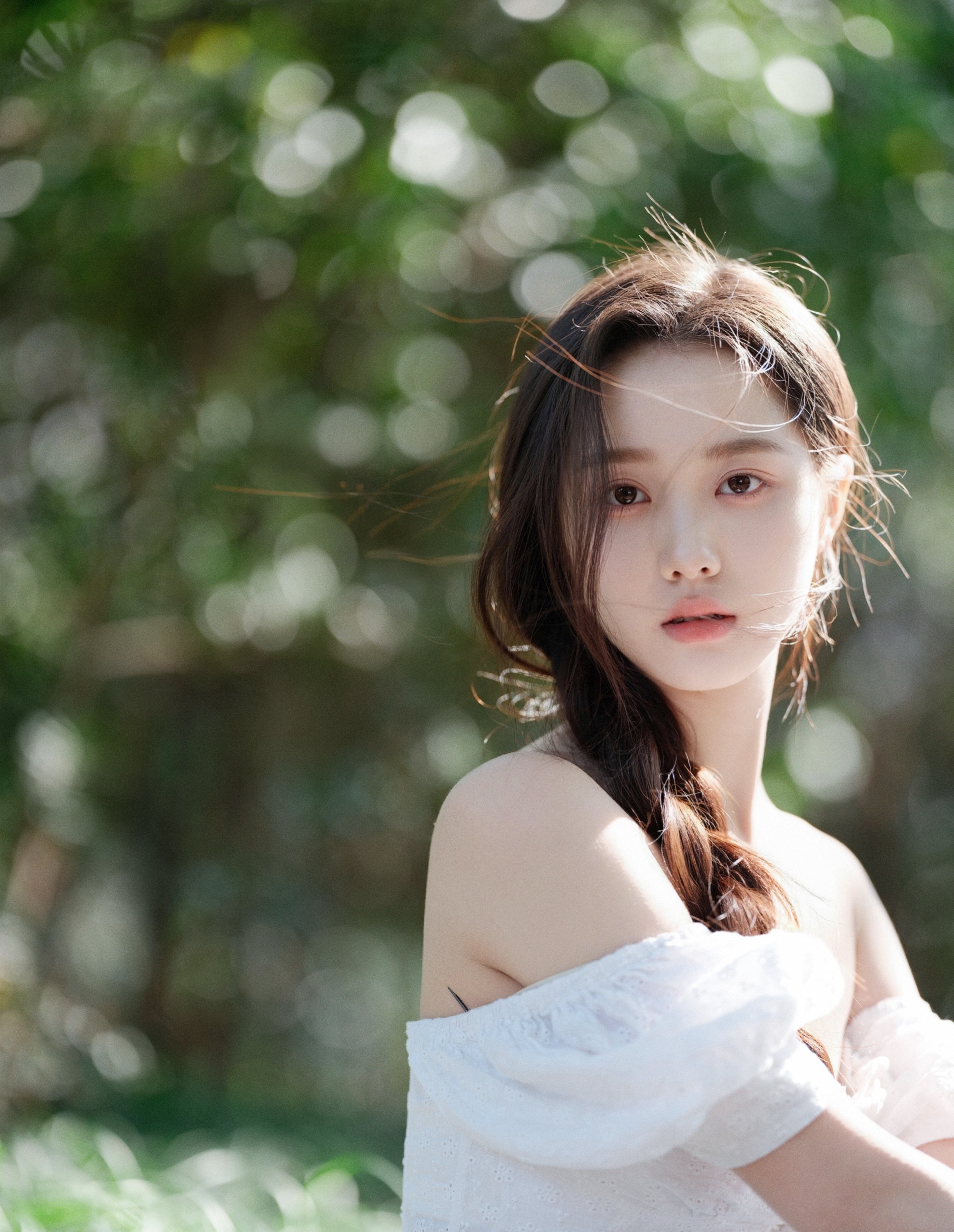 美女李瑜白色露肩 连衣裙温婉甜美写真，感受春天到夏天之间的温暖