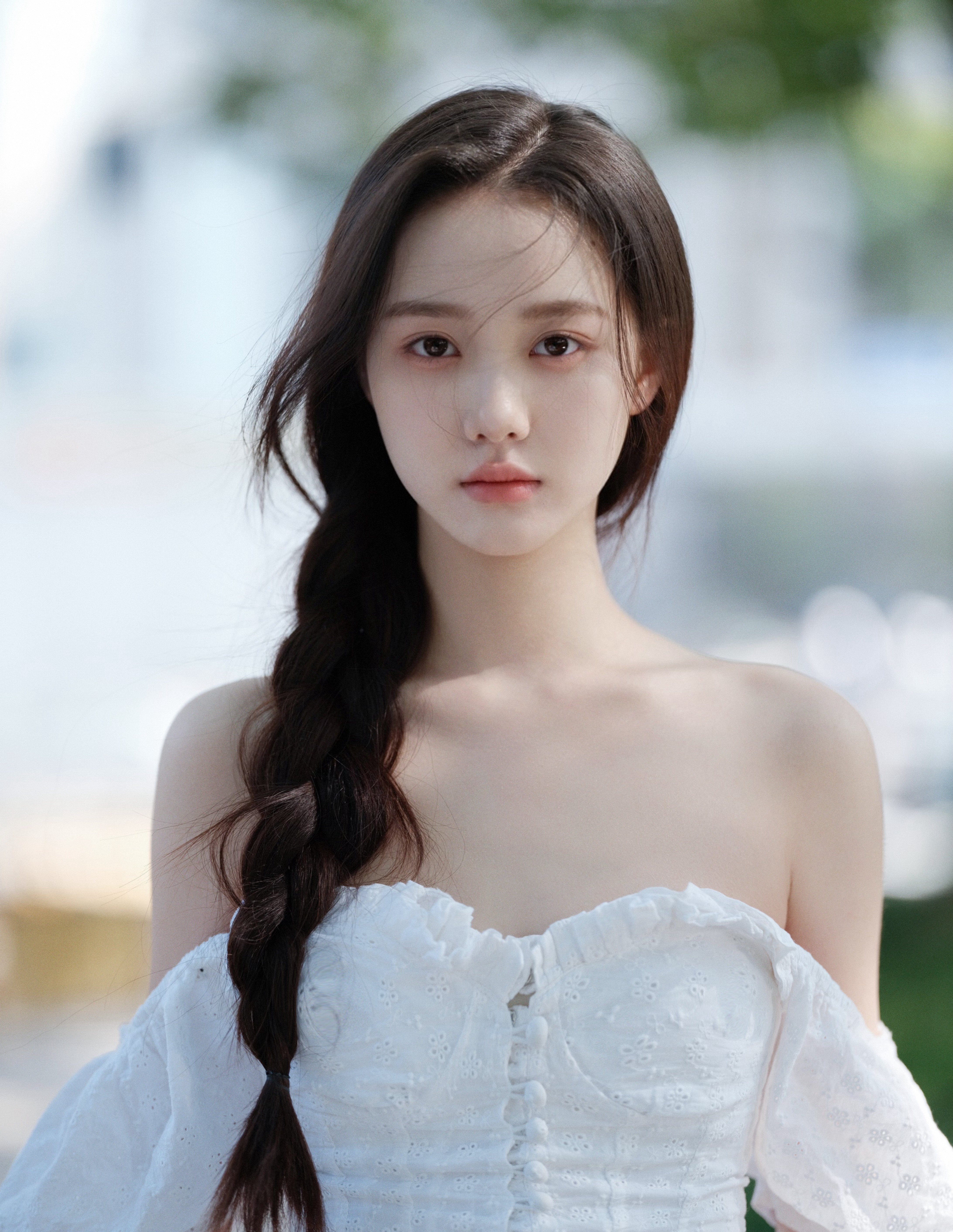 美女李瑜白色露肩 连衣裙温婉甜美写真，感受春天到夏天之间的温暖