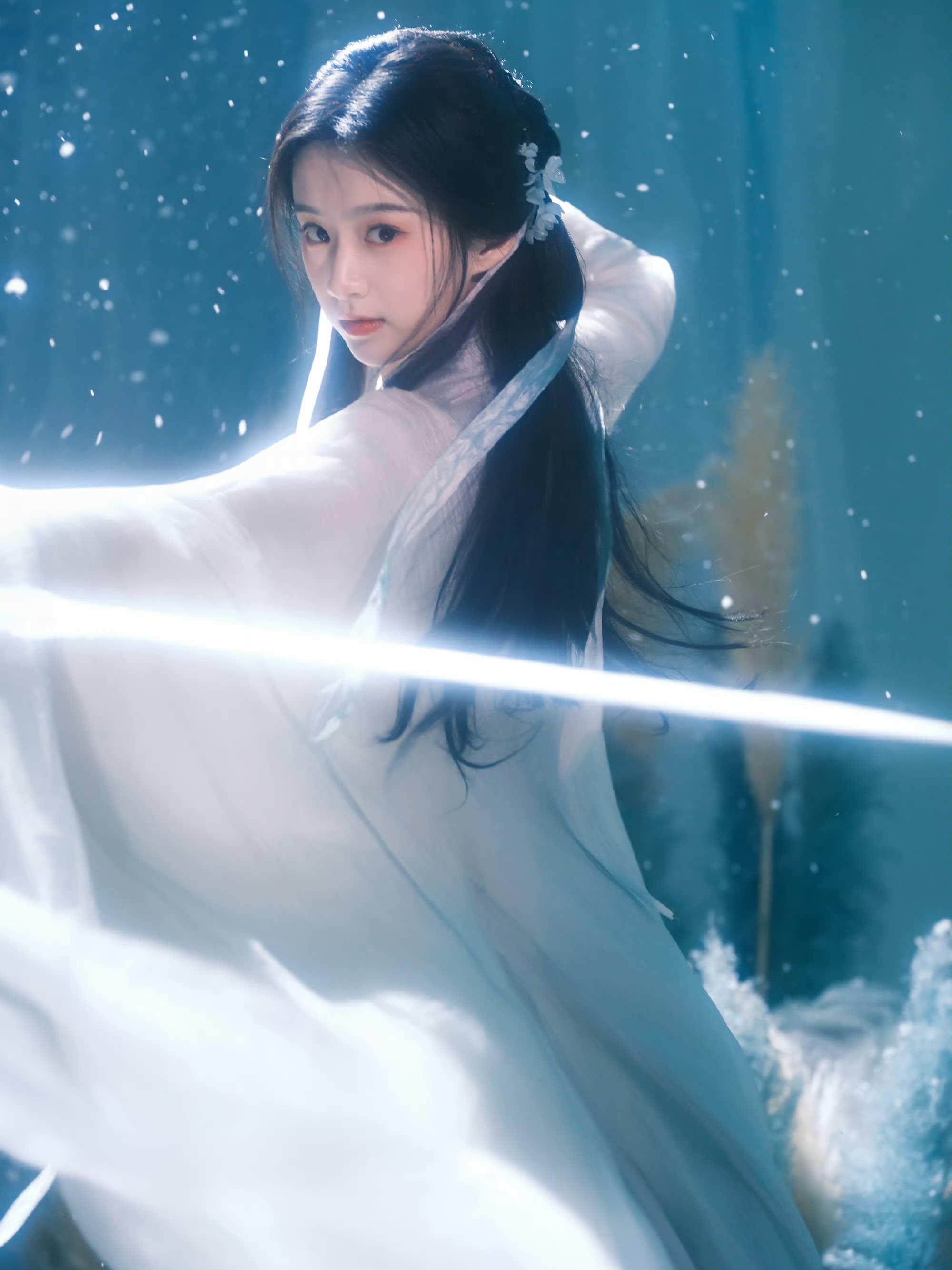 包上恩古风写真：白衣执剑，解锁清冷仙侠感