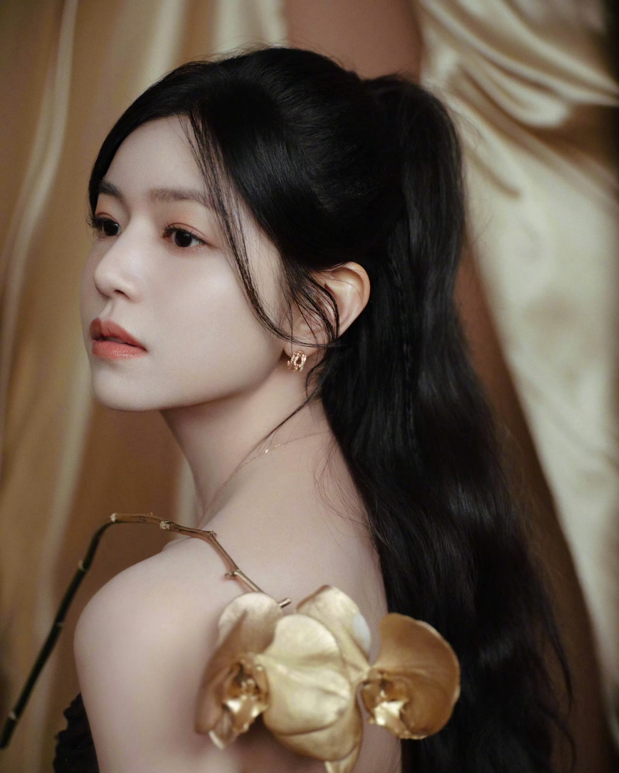 陈妍希黑金礼服造型：甜妹的贵气感范本