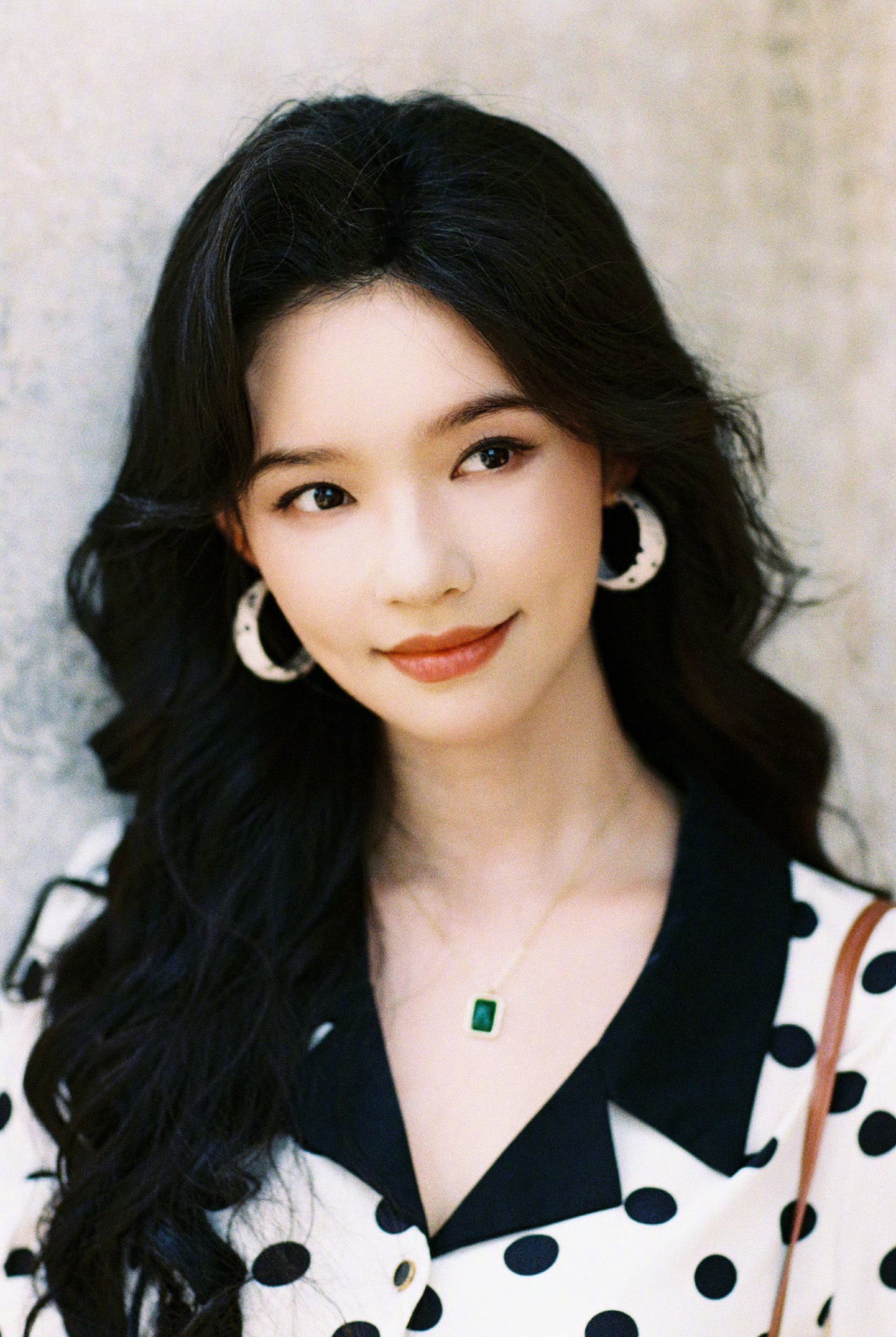 林允北海公园氛围感封神！复古穿搭撞进90年代的春日北京