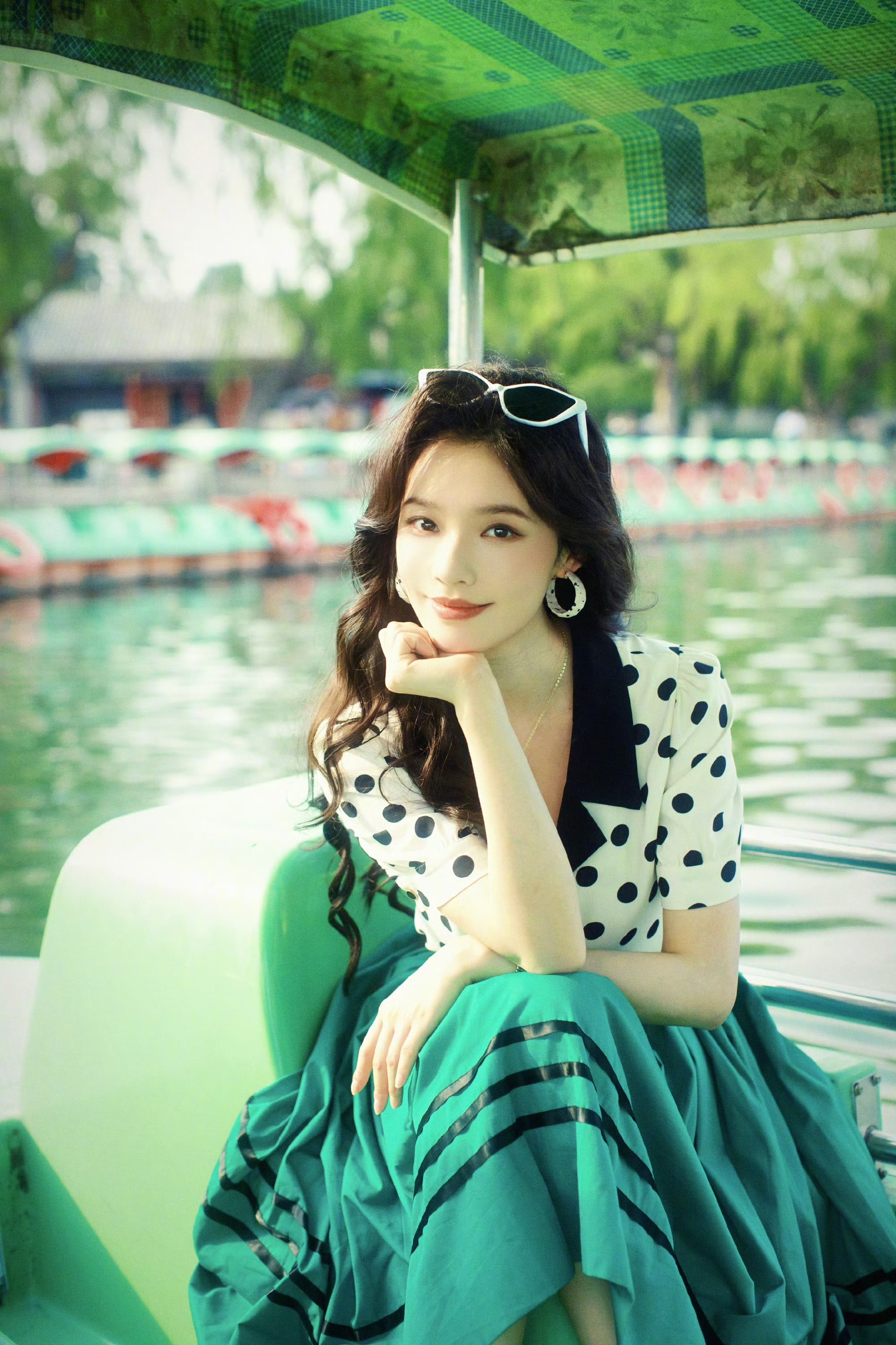 林允北海公园氛围感封神！复古穿搭撞进90年代的春日北京