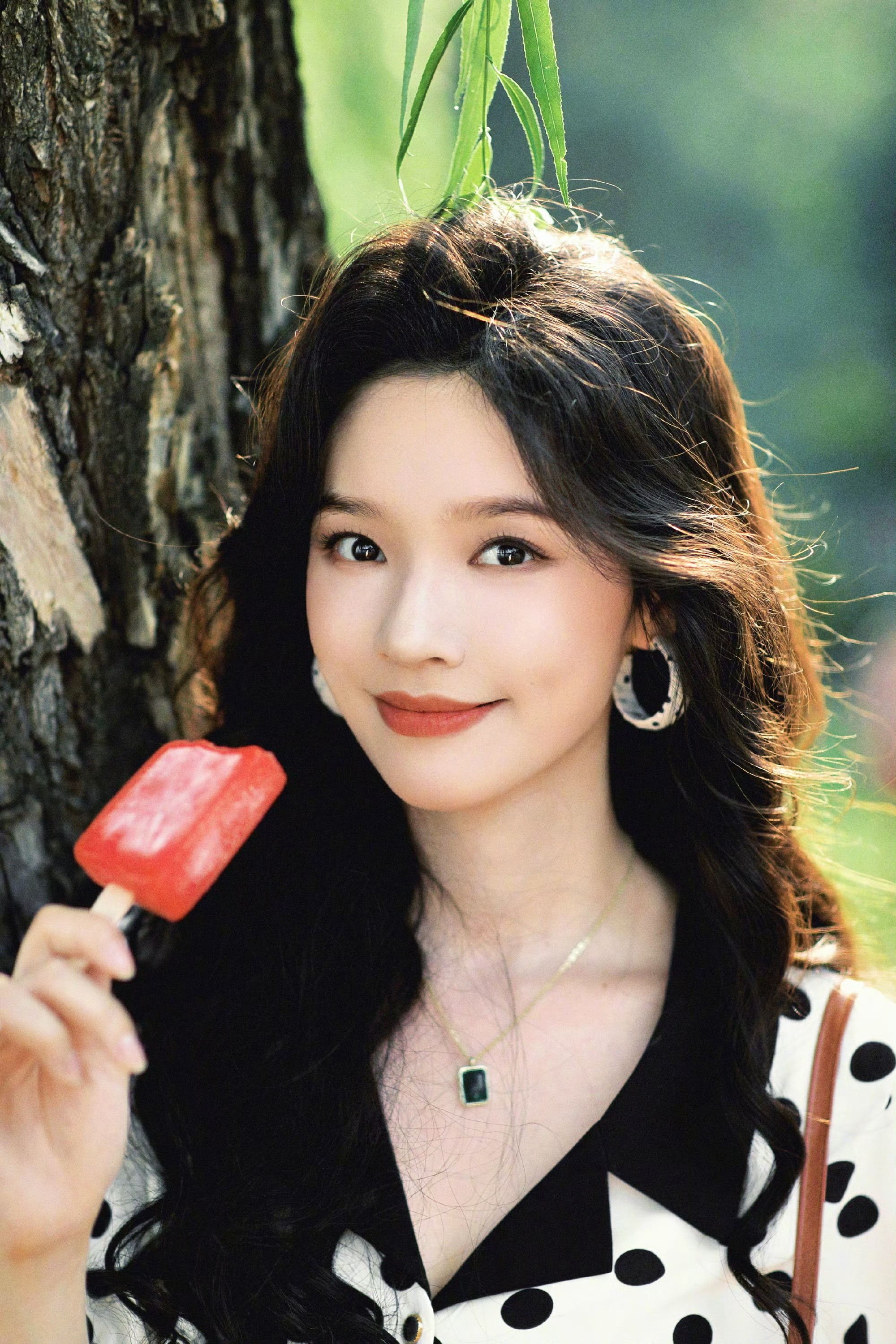 林允北海公园氛围感封神！复古穿搭撞进90年代的春日北京