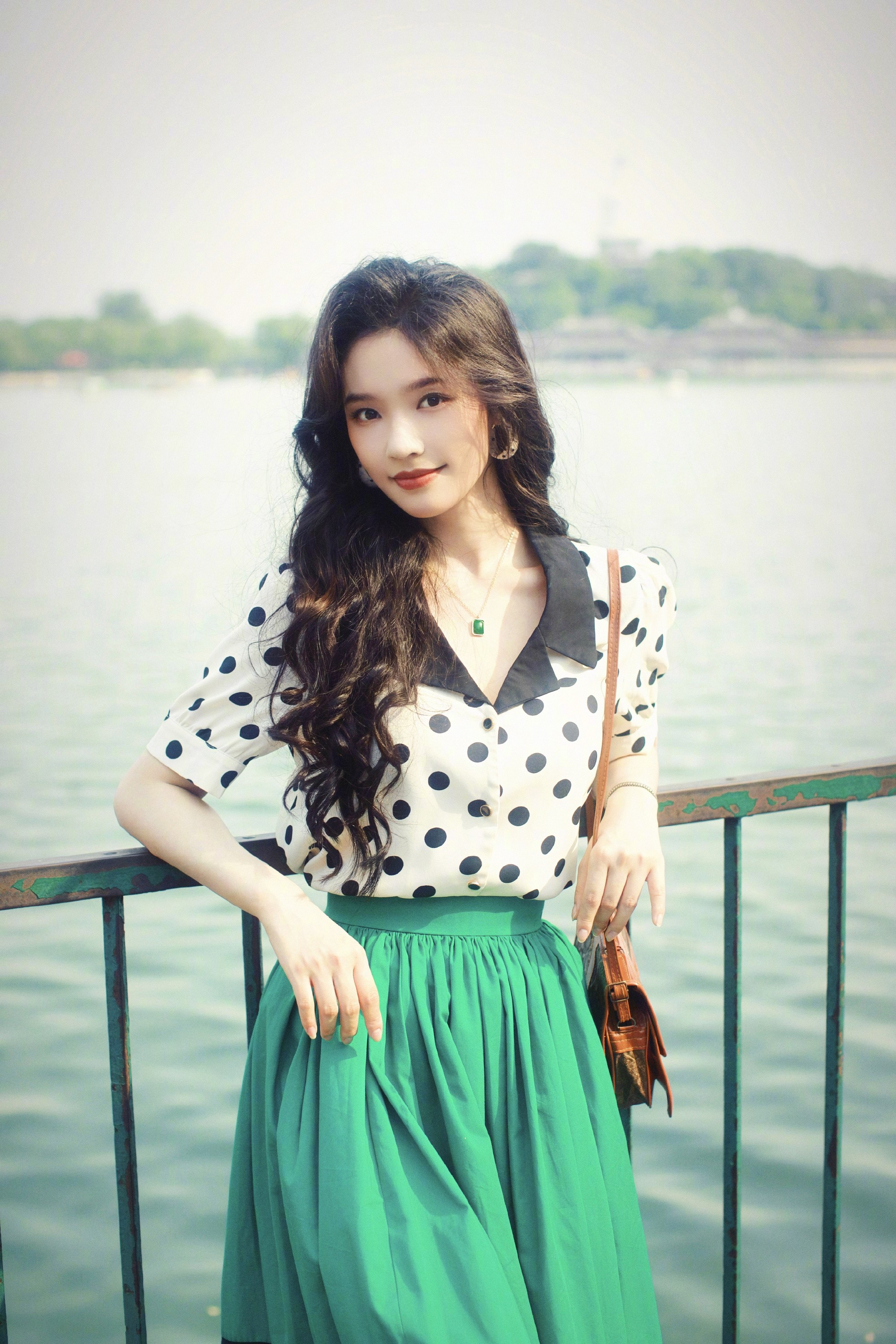 林允北海公园氛围感封神！复古穿搭撞进90年代的春日北京