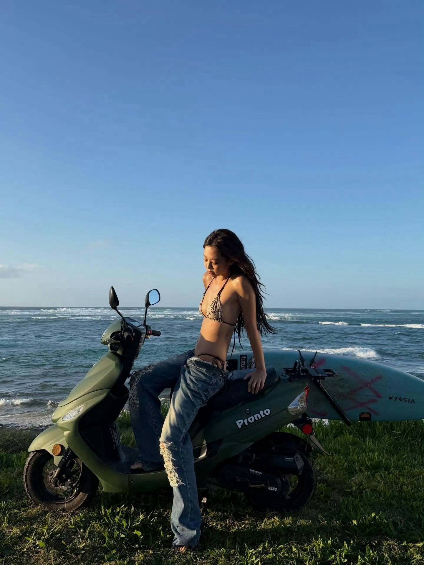 Jennie比基尼大片杀疯了！未修原图曝光，这才是30岁女王的顶级性感