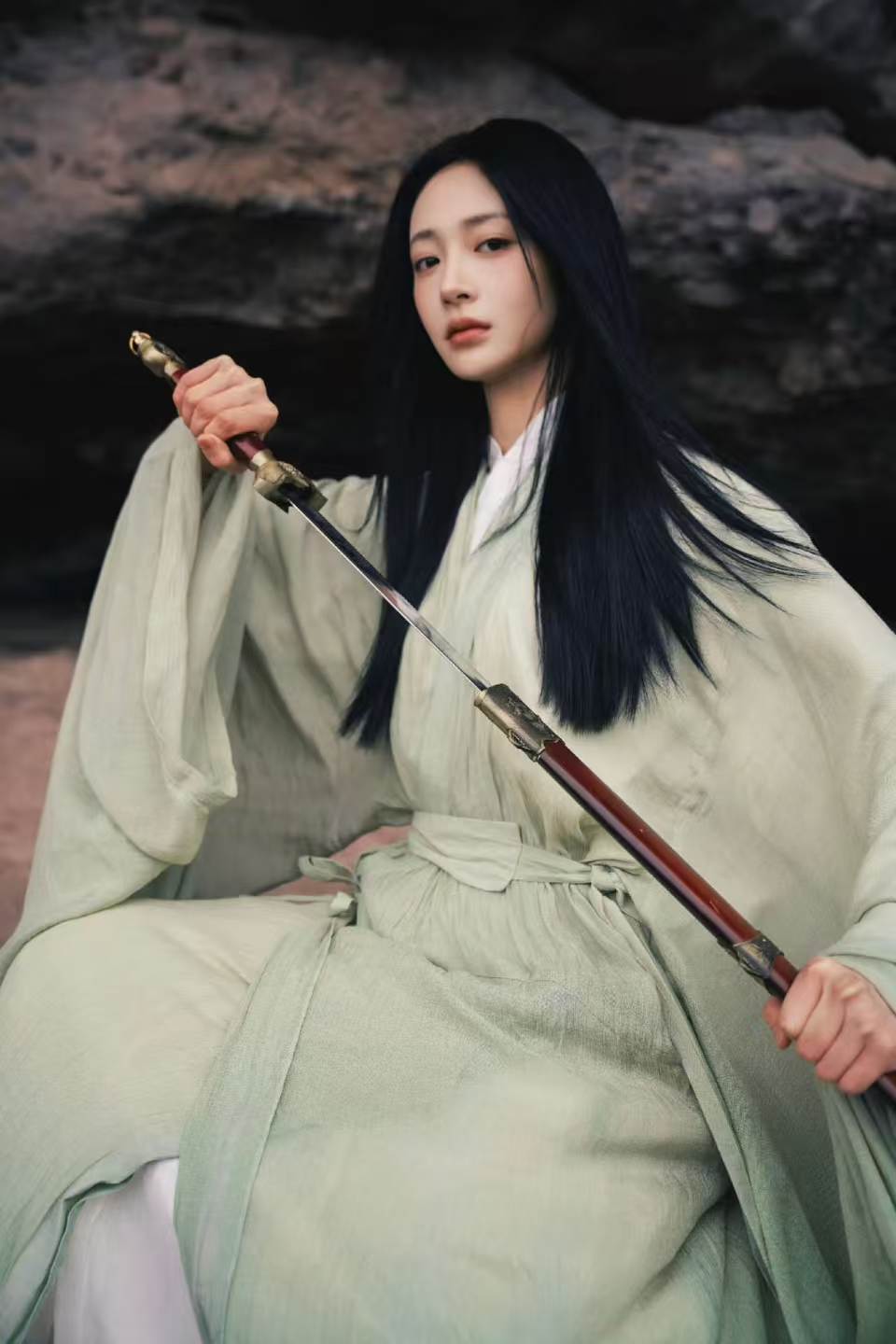 青衣仗剑入江湖，周洁琼演绎新中式侠女穿搭美学