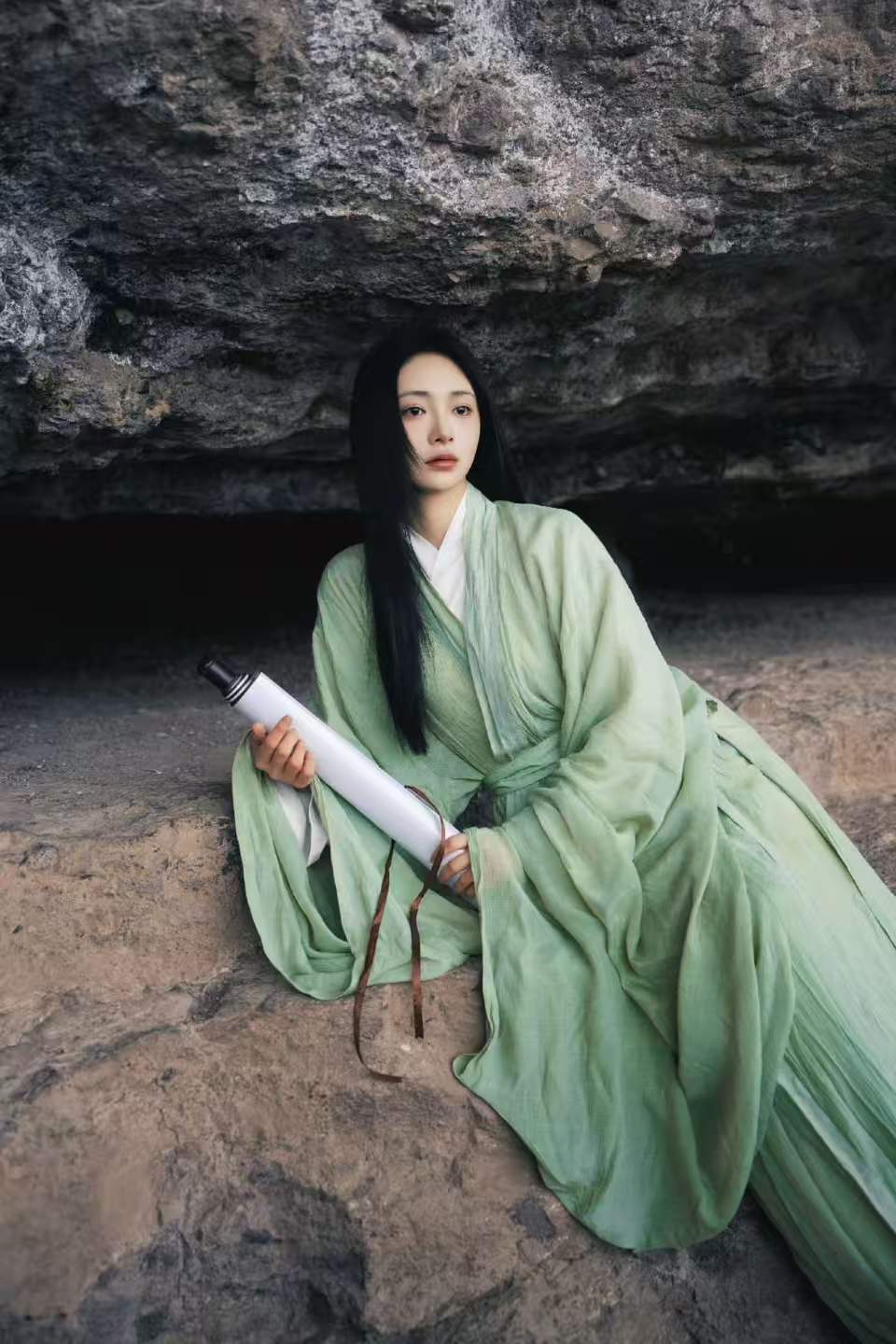 青衣仗剑入江湖，周洁琼演绎新中式侠女穿搭美学