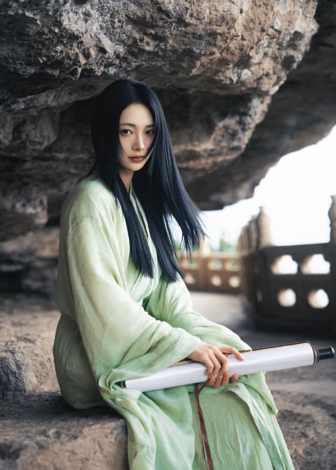 青衣仗剑入江湖，周洁琼演绎新中式侠女穿搭美学