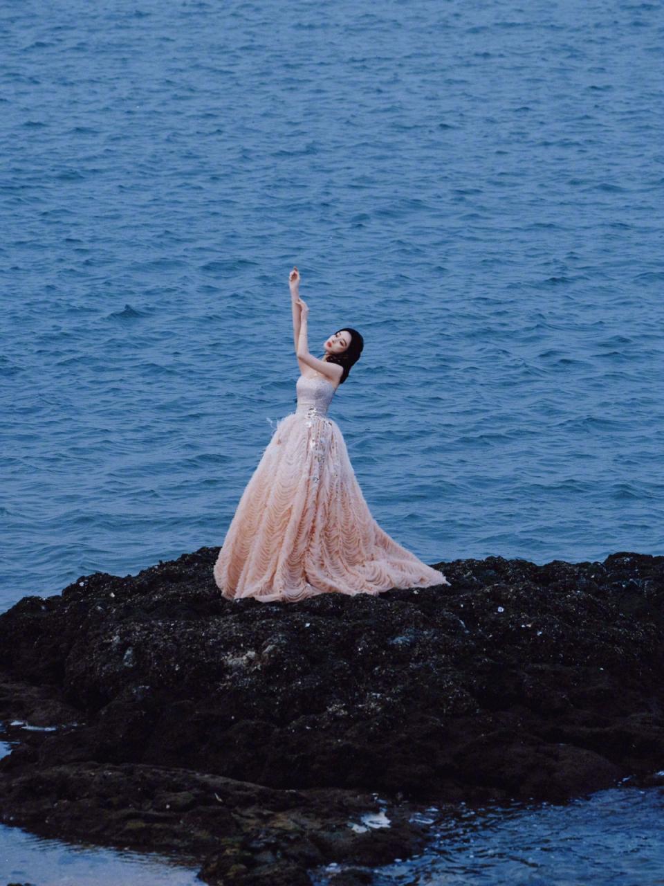 孟子义一袭粉色公主蓬蓬裙海边浪漫写真，宛如盛开的香槟玫瑰