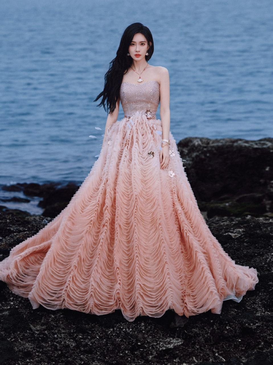 孟子义一袭粉色公主蓬蓬裙海边浪漫写真，宛如盛开的香槟玫瑰