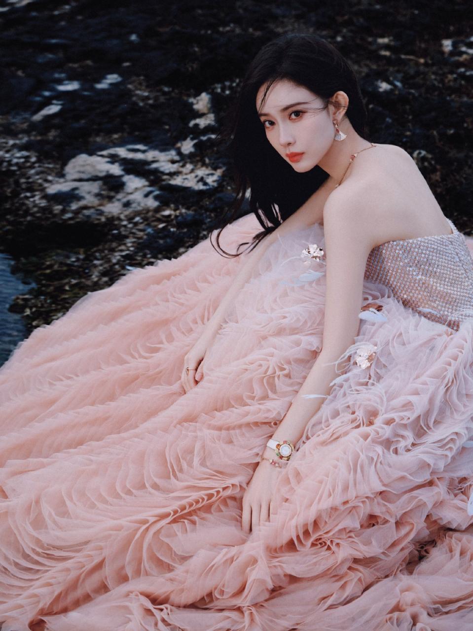 孟子义一袭粉色公主蓬蓬裙海边浪漫写真，宛如盛开的香槟玫瑰