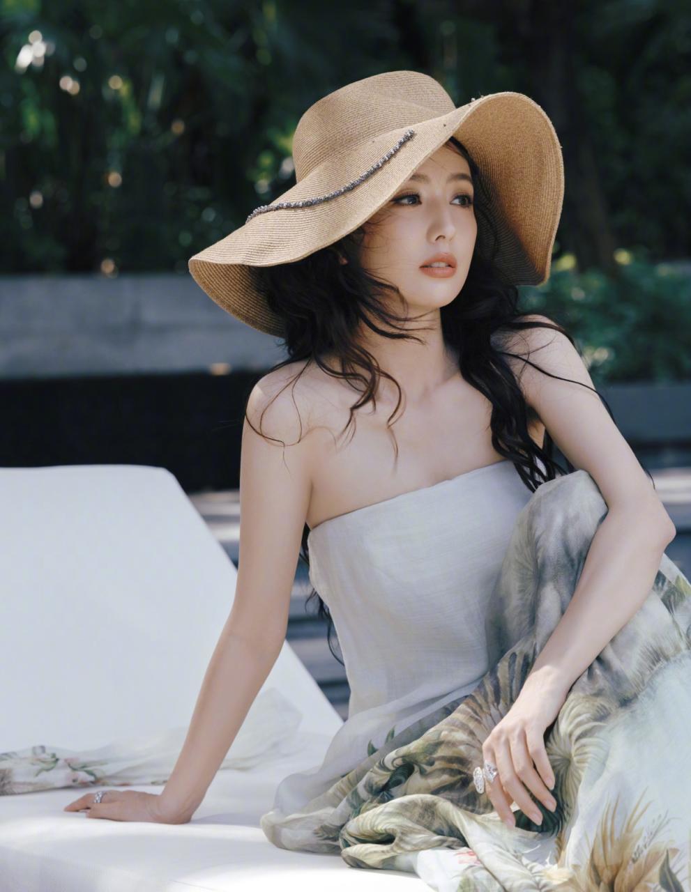 阳光，沙滩，椰树林，佟丽娅假日海边抹胸 裙穿搭优雅写真大片