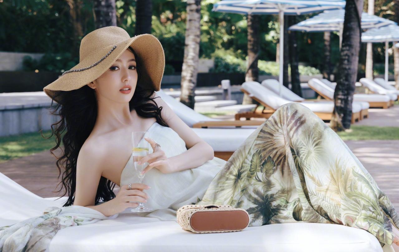 阳光，沙滩，椰树林，佟丽娅假日海边抹胸 裙穿搭优雅写真大片