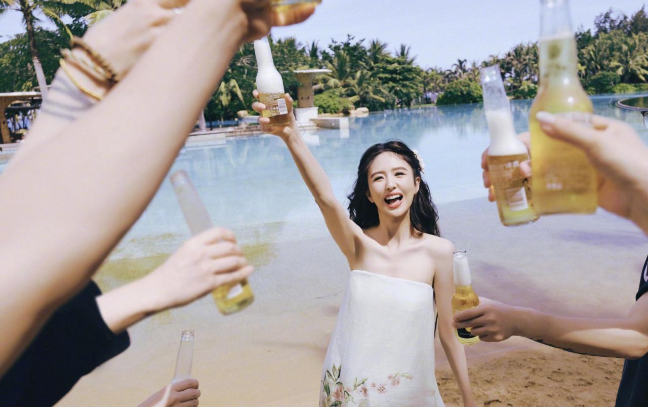 阳光，沙滩，椰树林，佟丽娅假日海边抹胸 裙穿搭优雅写真大片