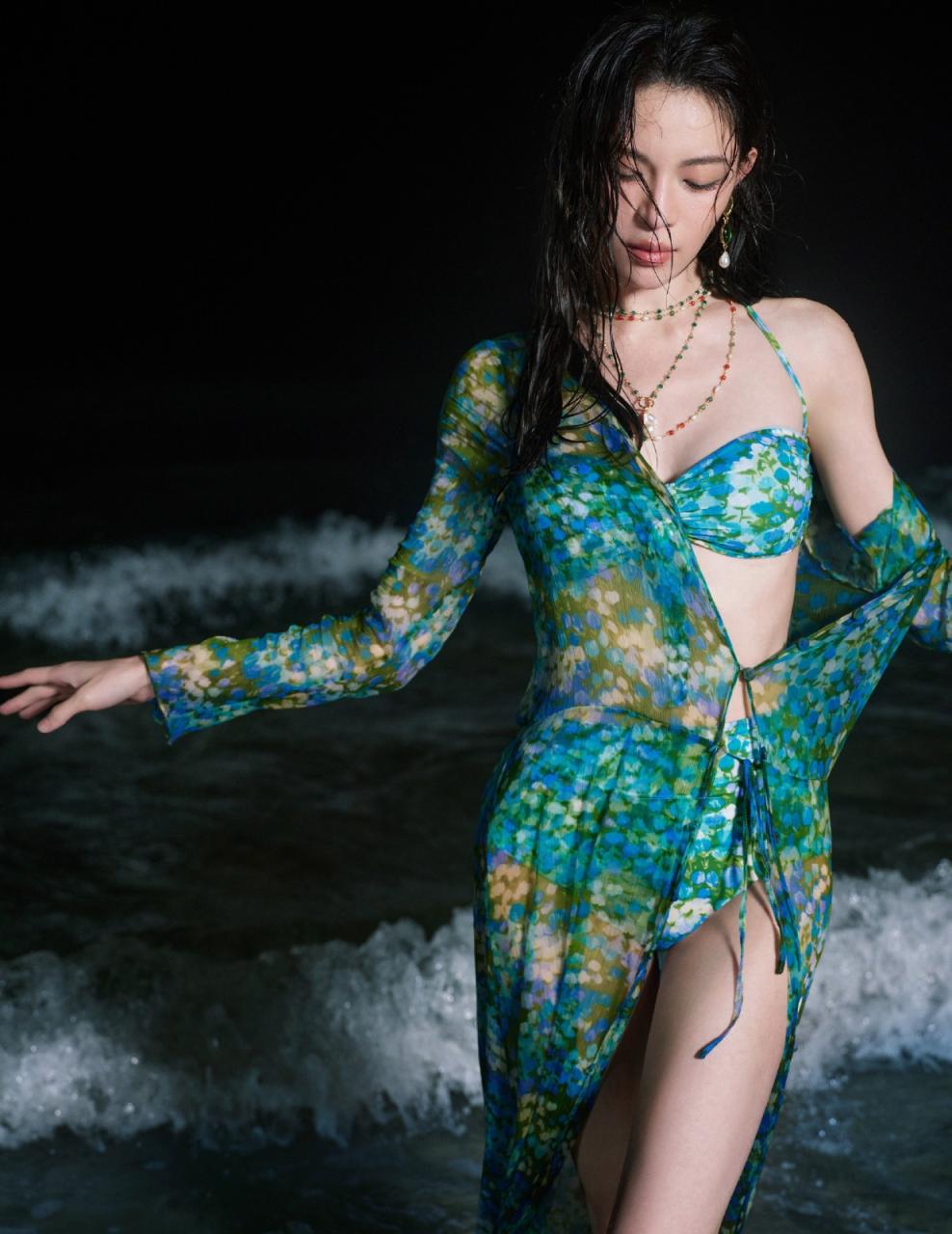 钟楚曦性感碎花蓝 比基尼套装泳池湿发写真大片，尽显紧致肌肤完美好身材