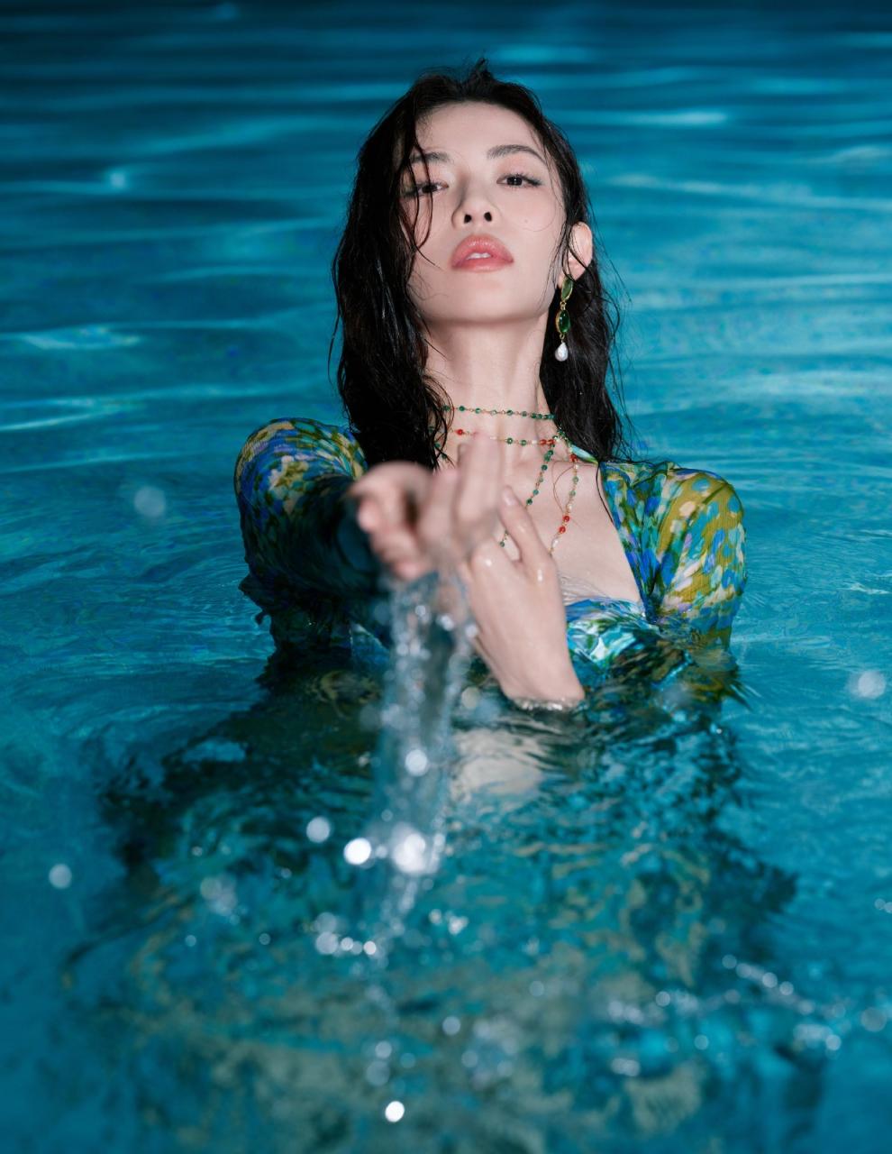 钟楚曦性感碎花蓝 比基尼套装泳池湿发写真大片，尽显紧致肌肤完美好身材