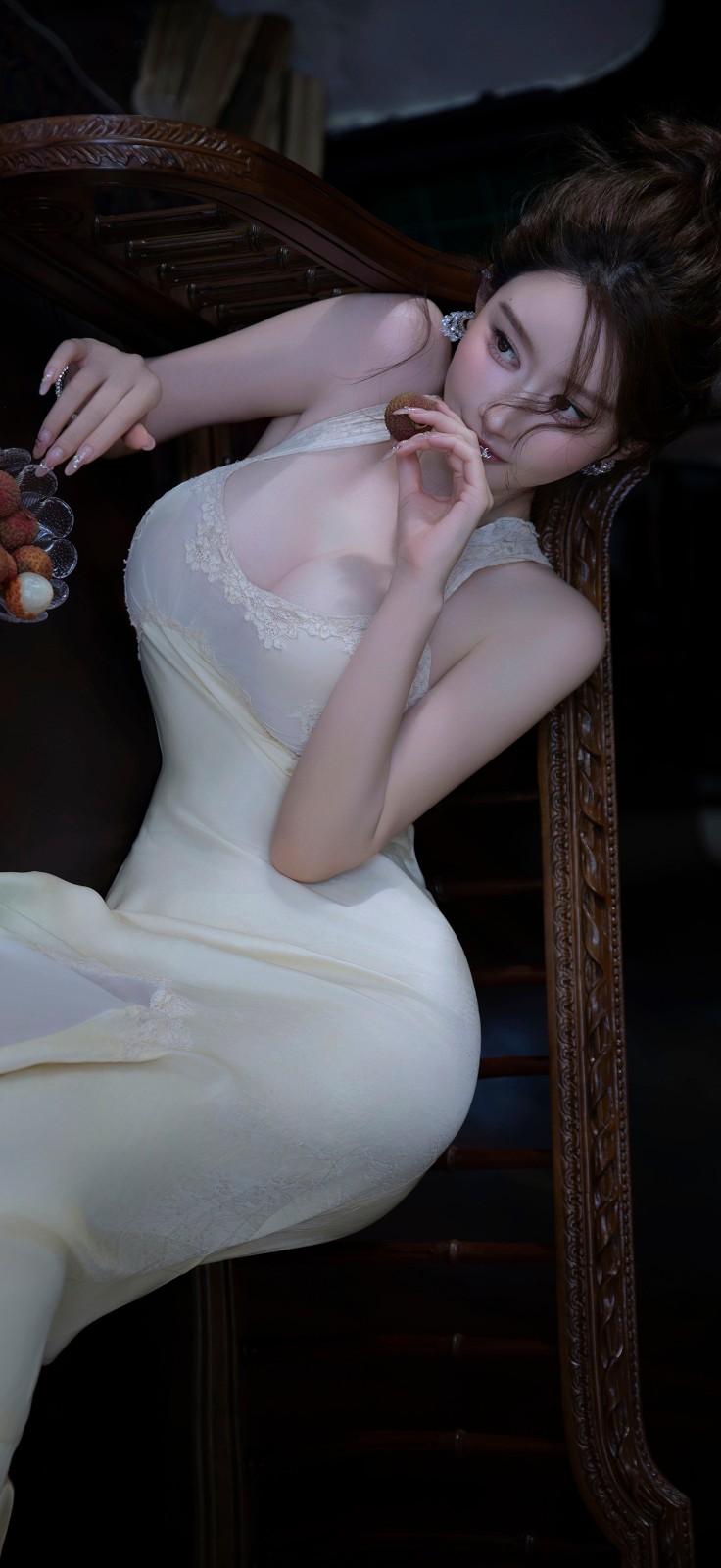 唯美复古风女生·蕾丝 裙持荔枝 复古 椅优雅写真 氛围感女生写真