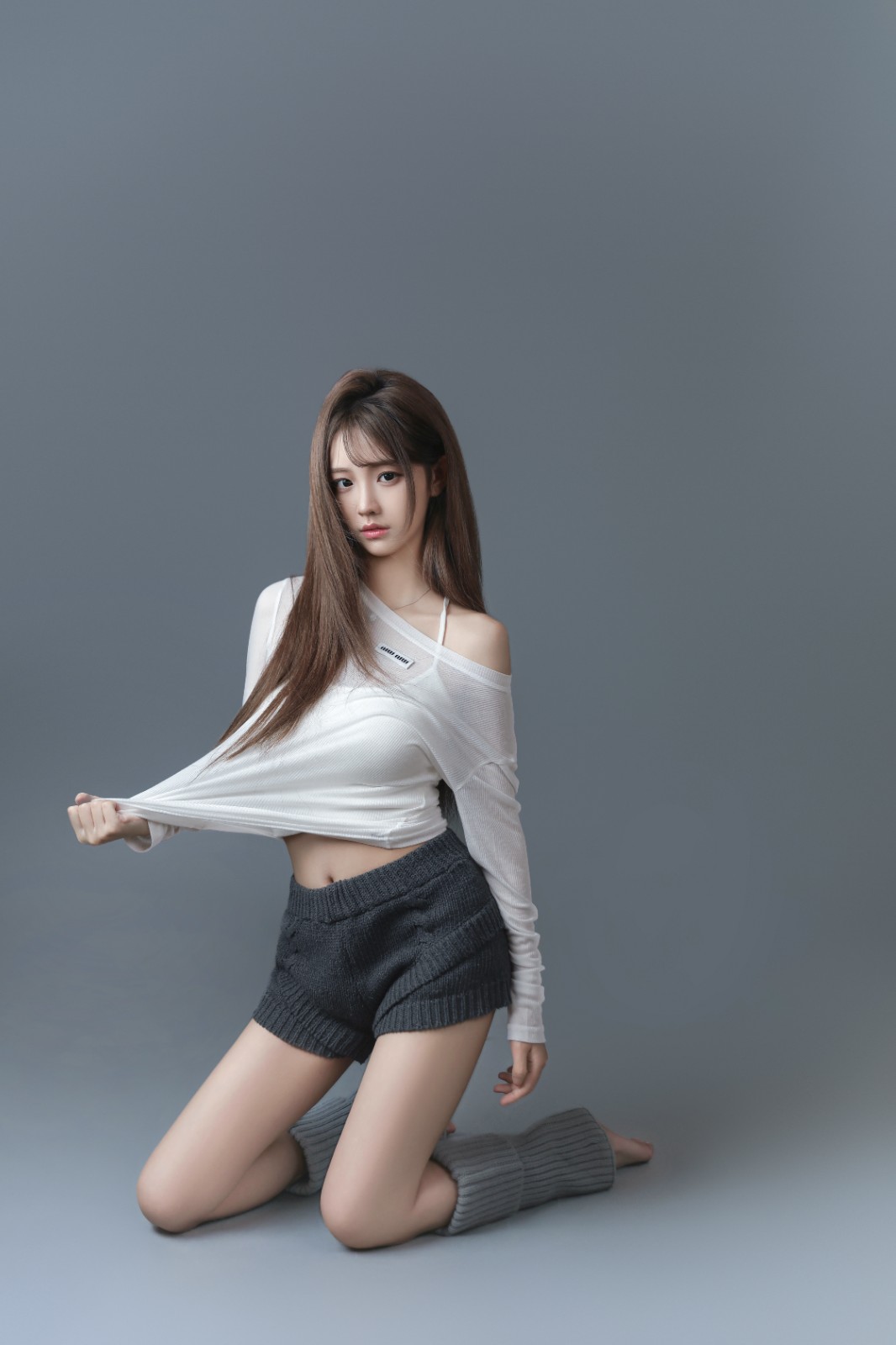 好看的小姐姐，高颜值长发美女穿着可爱的毛 短裤加白色 上衣超高清个人写真艺术摄影图