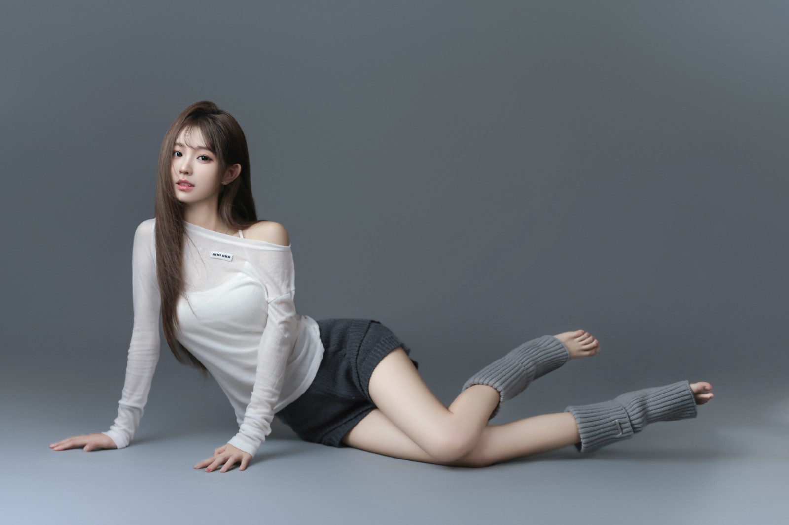 好看的小姐姐，高颜值长发美女穿着可爱的毛 短裤加白色 上衣超高清个人写真艺术摄影图