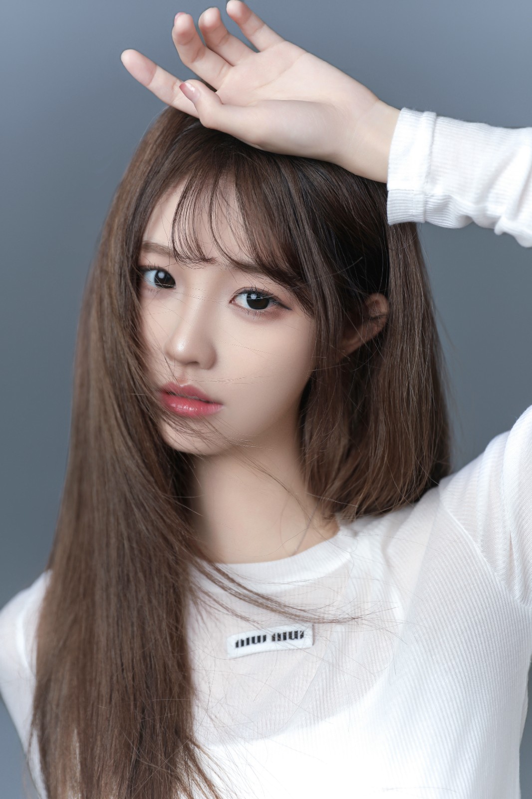 好看的小姐姐，高颜值长发美女穿着可爱的毛 短裤加白色 上衣超高清个人写真艺术摄影图