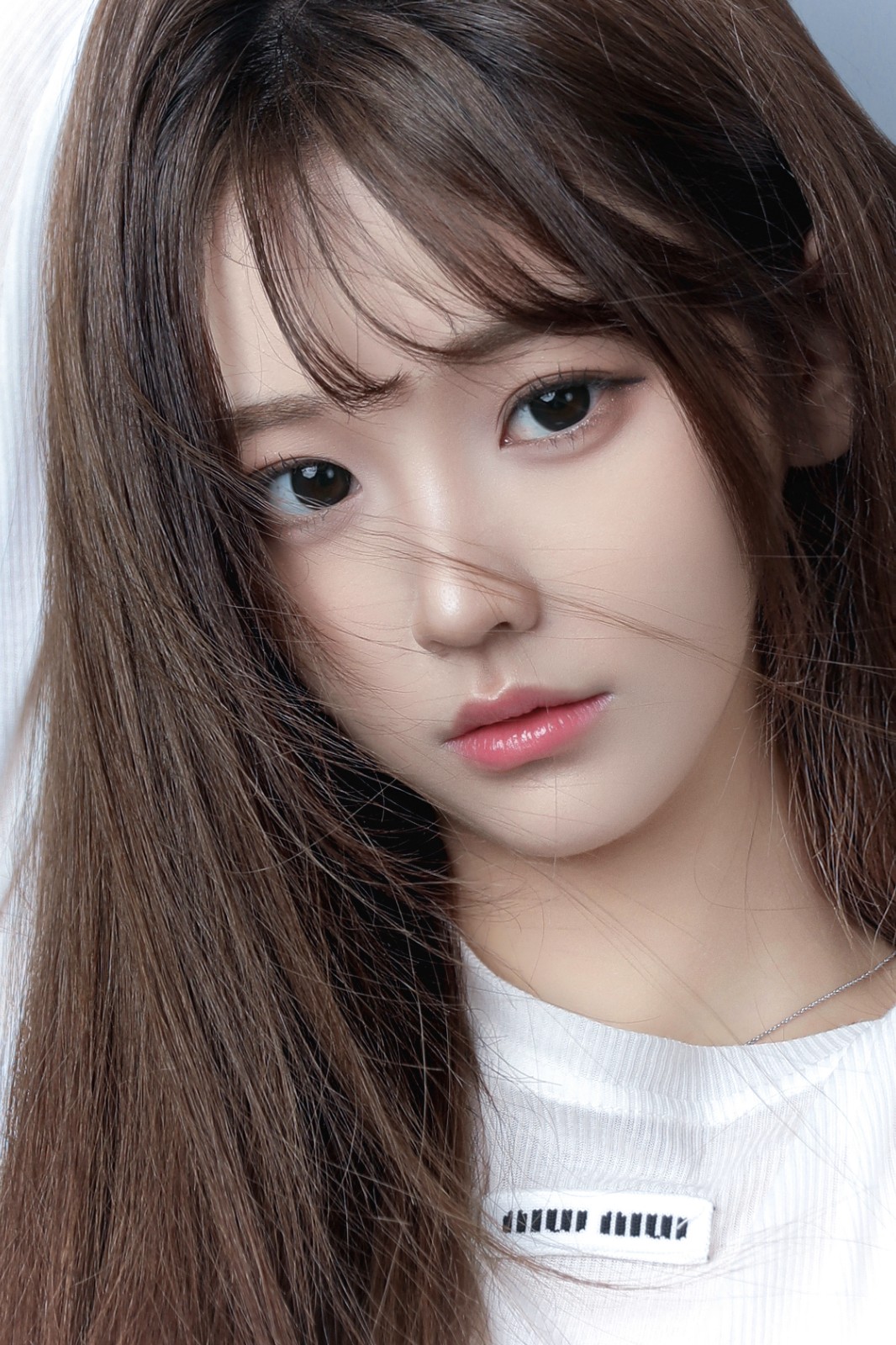 好看的小姐姐，高颜值长发美女穿着可爱的毛 短裤加白色 上衣超高清个人写真艺术摄影图