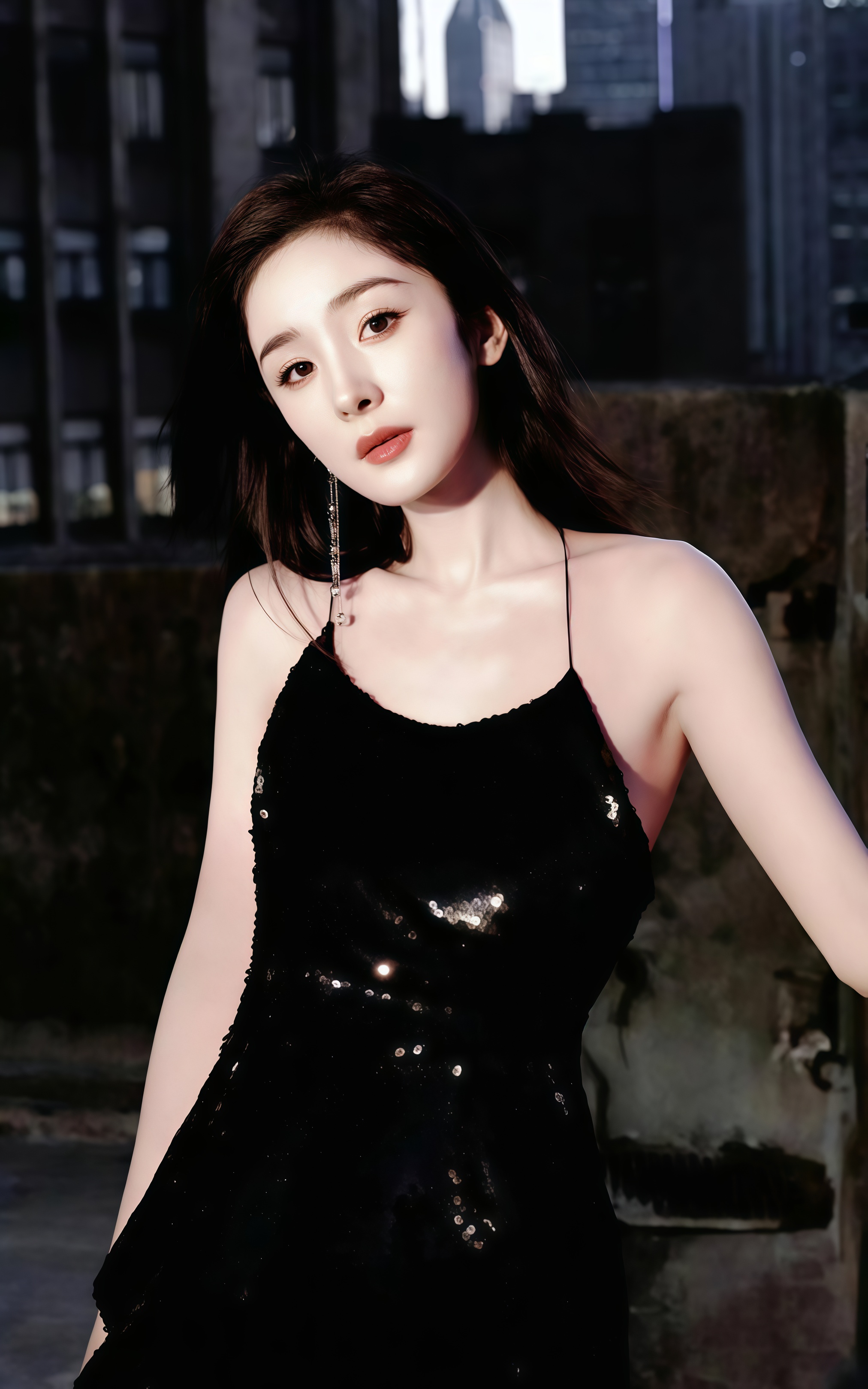 杨幂黑裙吊带开叉,美腿线条勾勒,时尚优雅并存