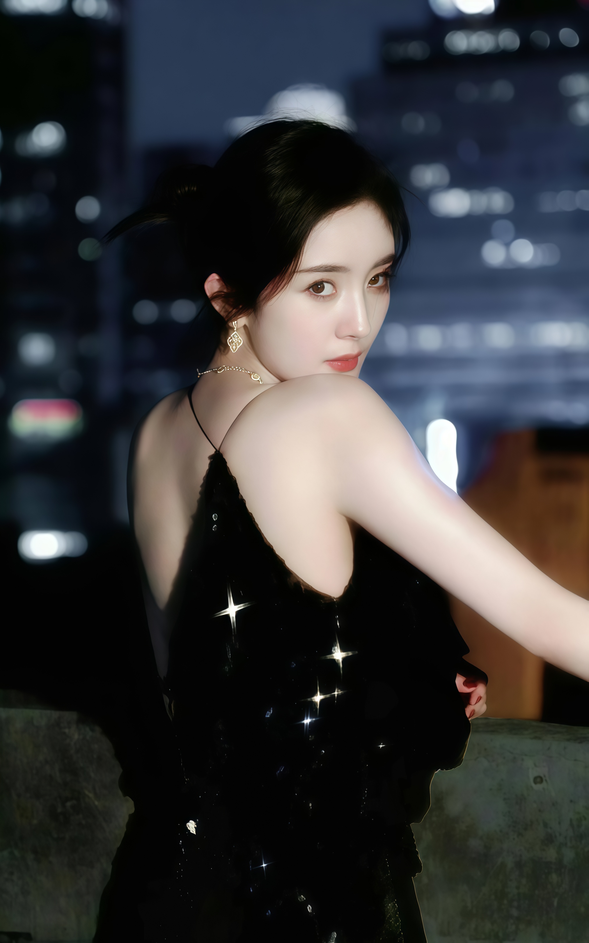 杨幂黑裙吊带开叉，美腿线条勾勒，时尚优雅并存