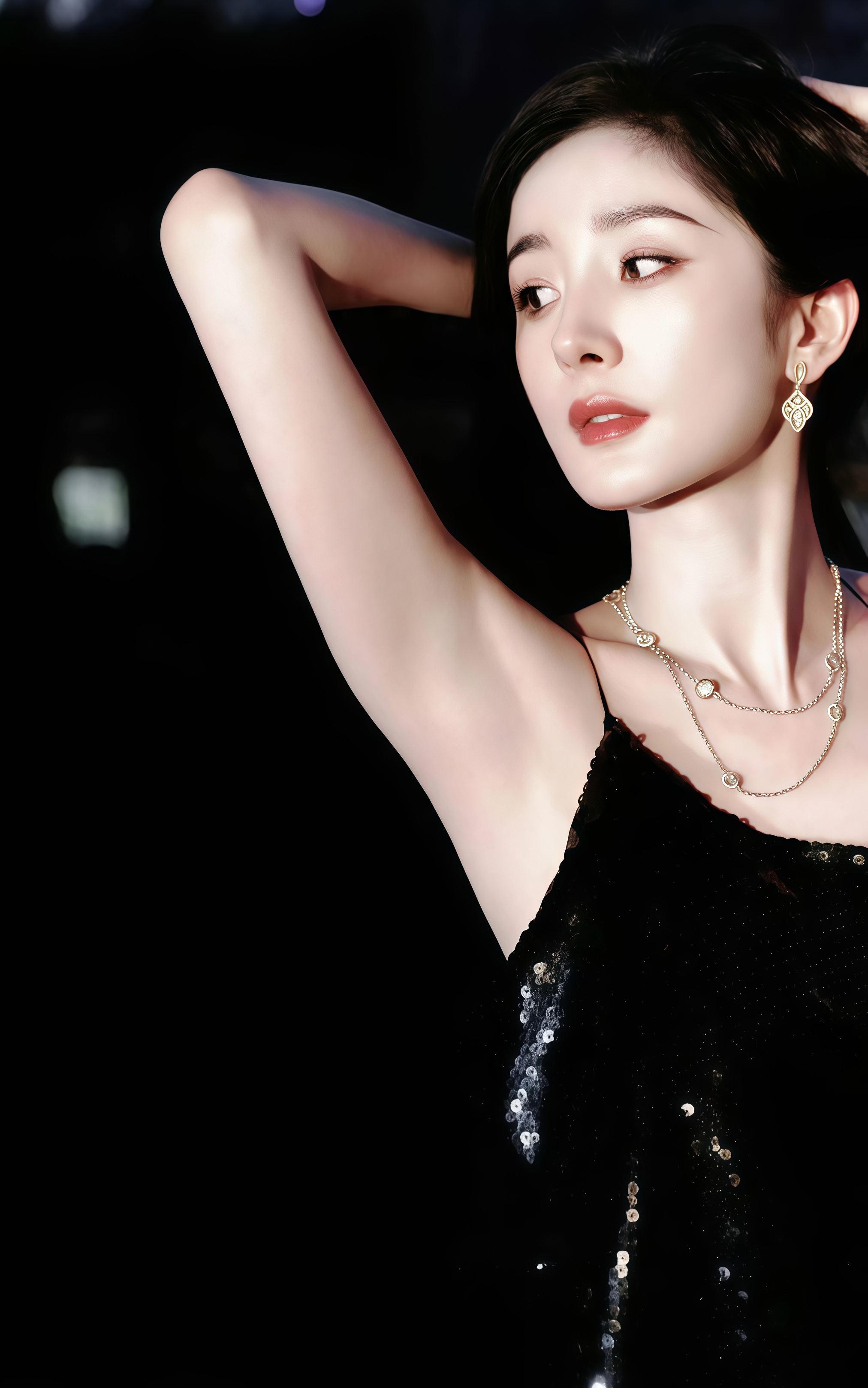 杨幂黑裙吊带开叉，美腿线条勾勒，时尚优雅并存