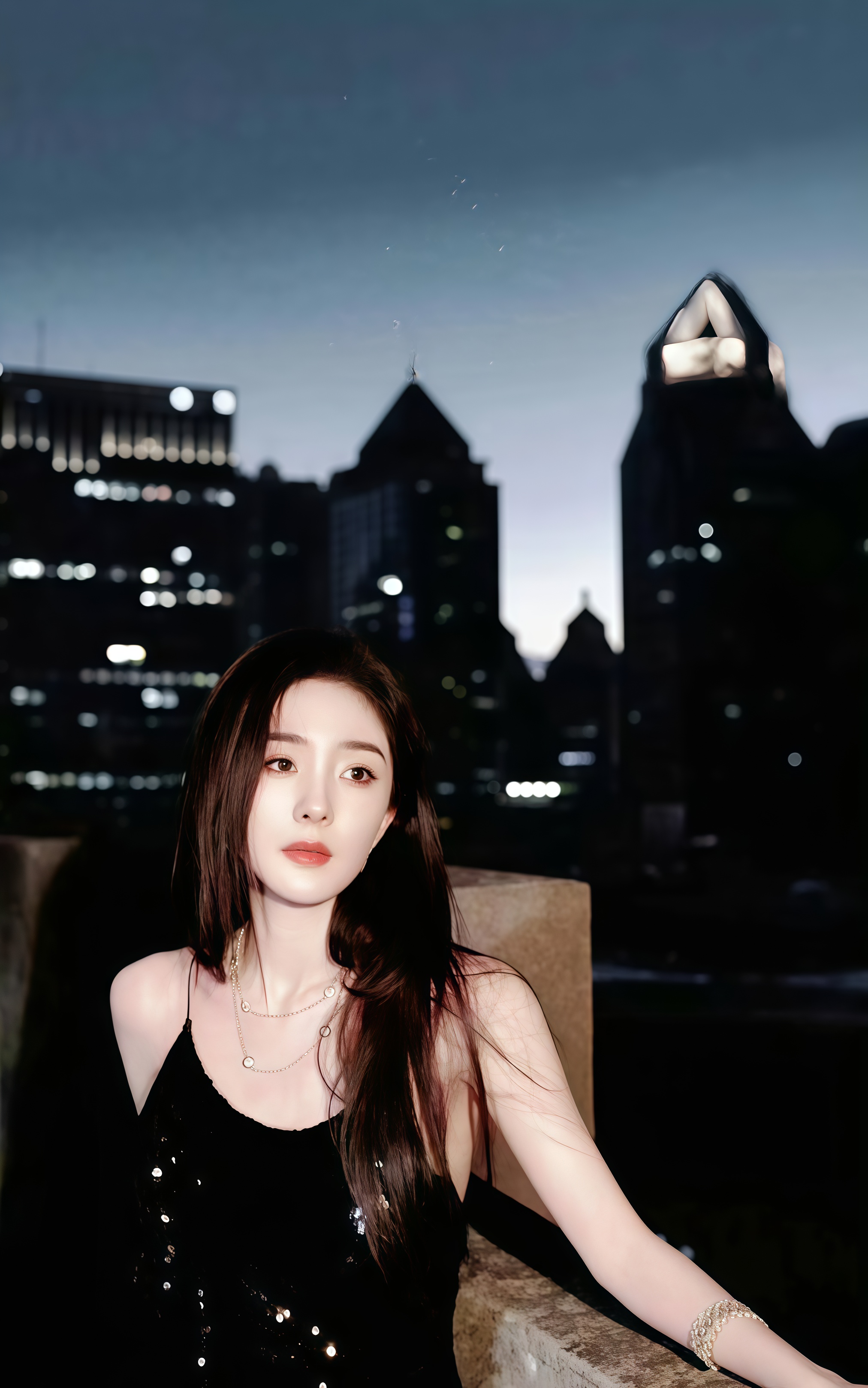 杨幂黑裙吊带开叉，美腿线条勾勒，时尚优雅并存