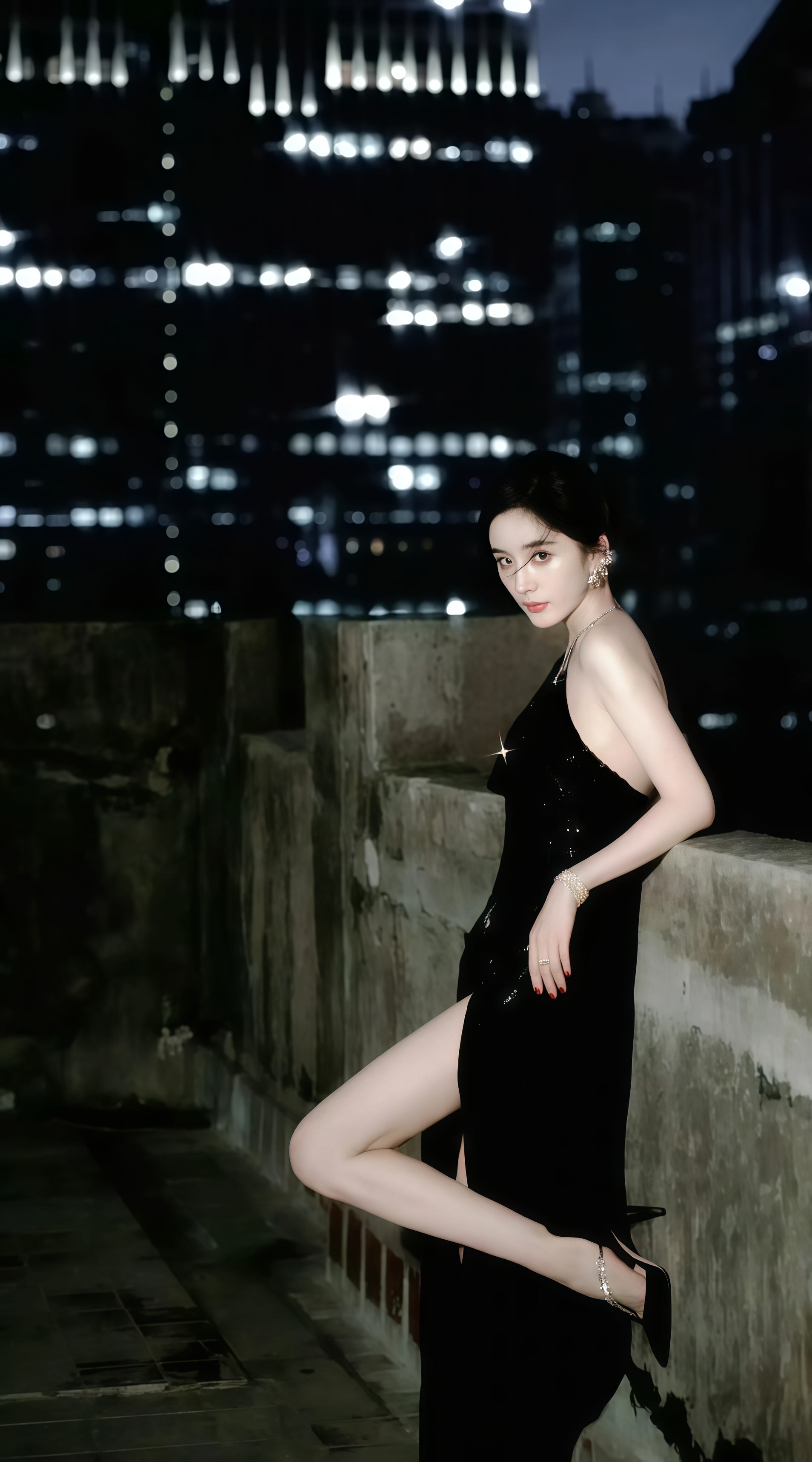 杨幂黑裙吊带开叉，美腿线条勾勒，时尚优雅并存