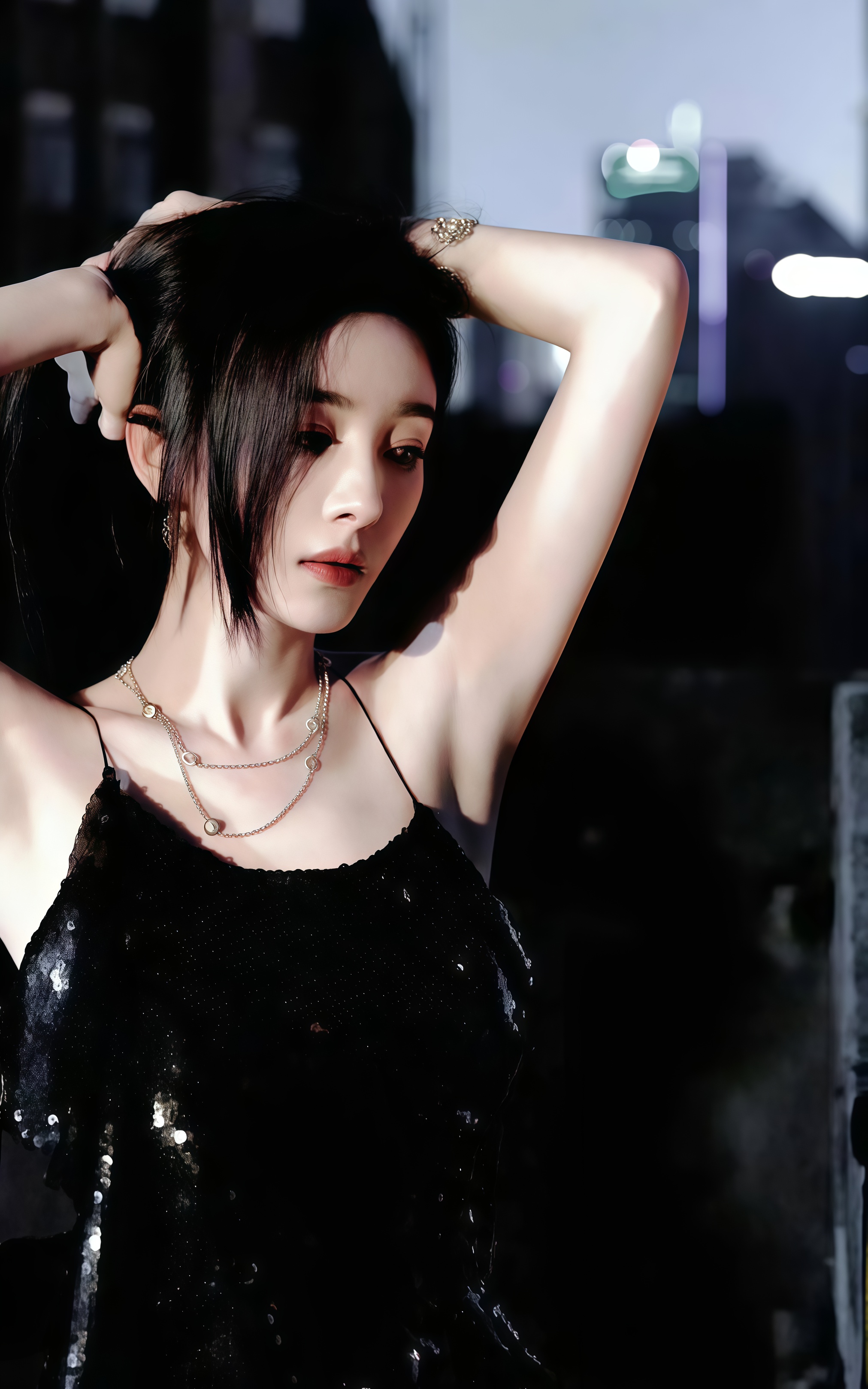 杨幂黑裙吊带开叉，美腿线条勾勒，时尚优雅并存