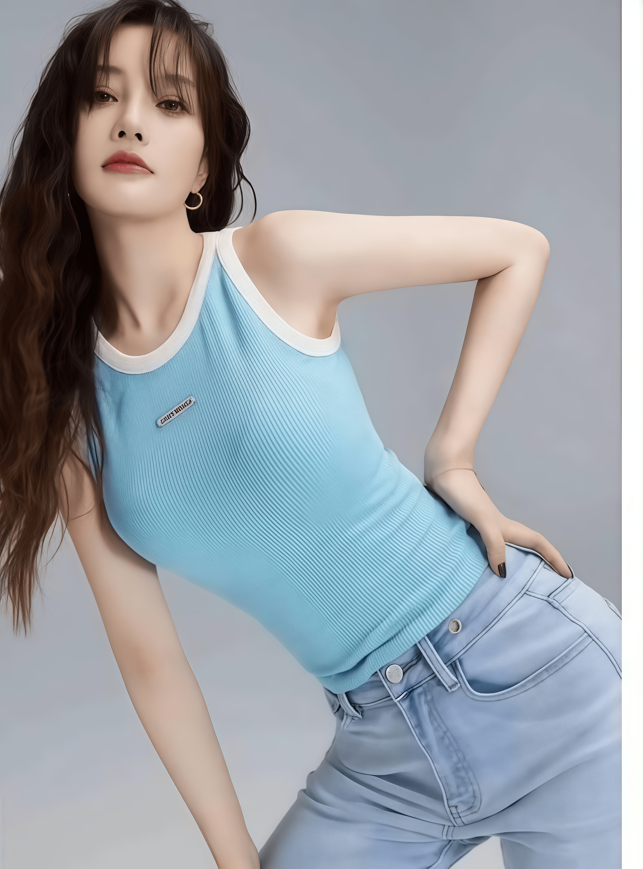 43岁李小璐晒新疆度假美照，穿白色紧身蕾丝衫又纯又欲，身材如同少女