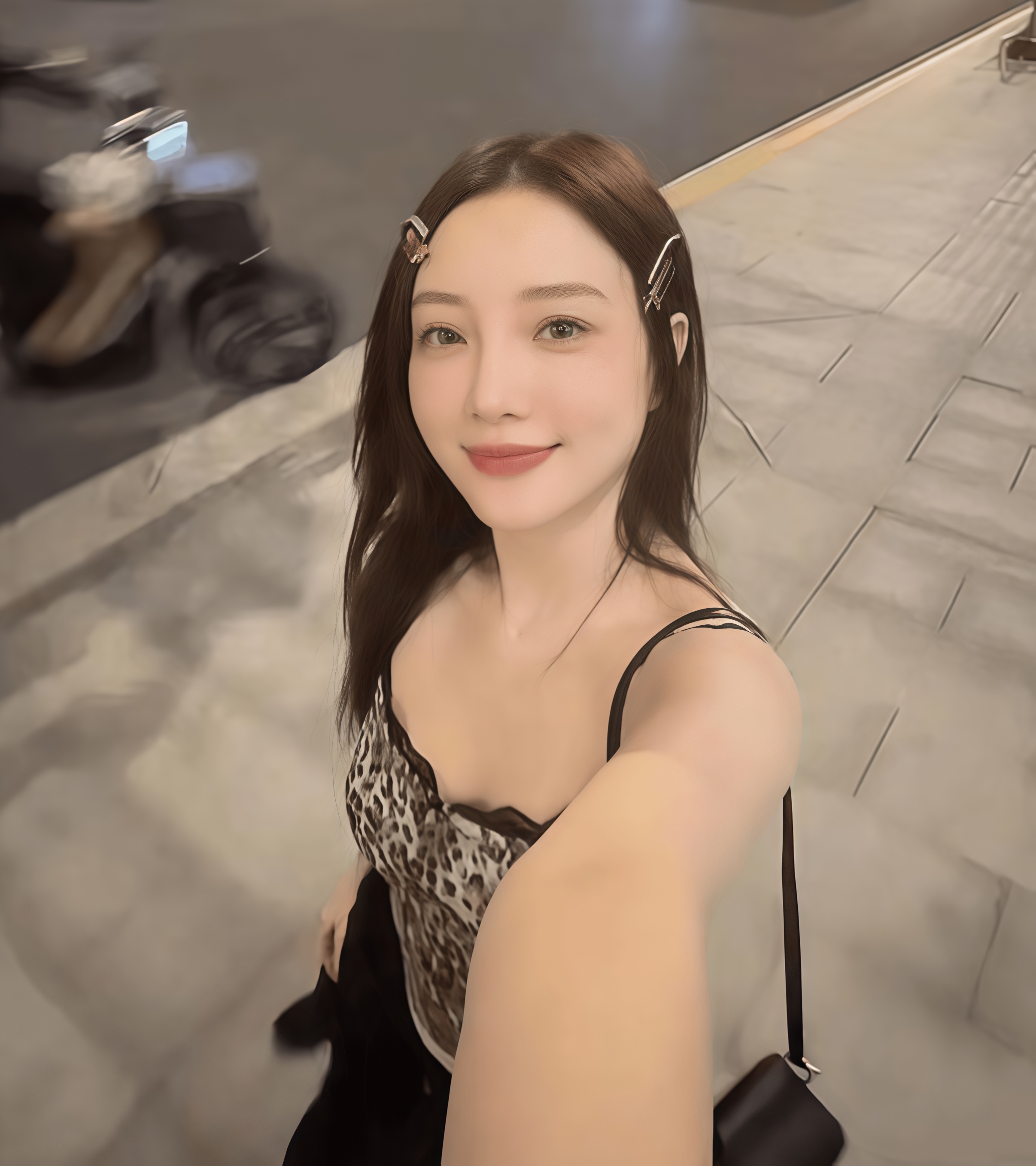 43岁李小璐晒新疆度假美照，穿白色紧身蕾丝衫又纯又欲，身材如同少女