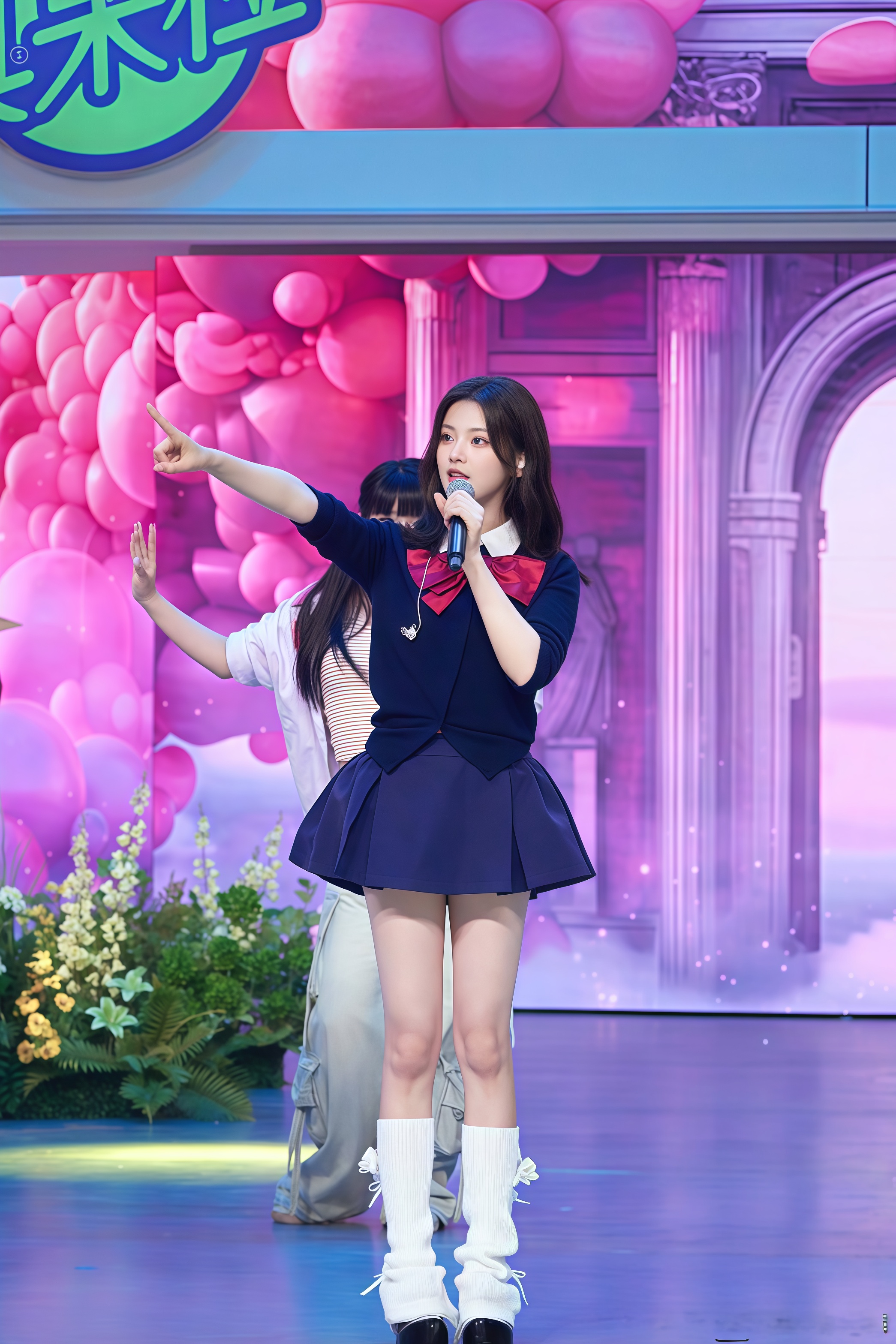 杨超越23岁青春洋溢，学院风穿搭勾勒修长美腿超吸睛