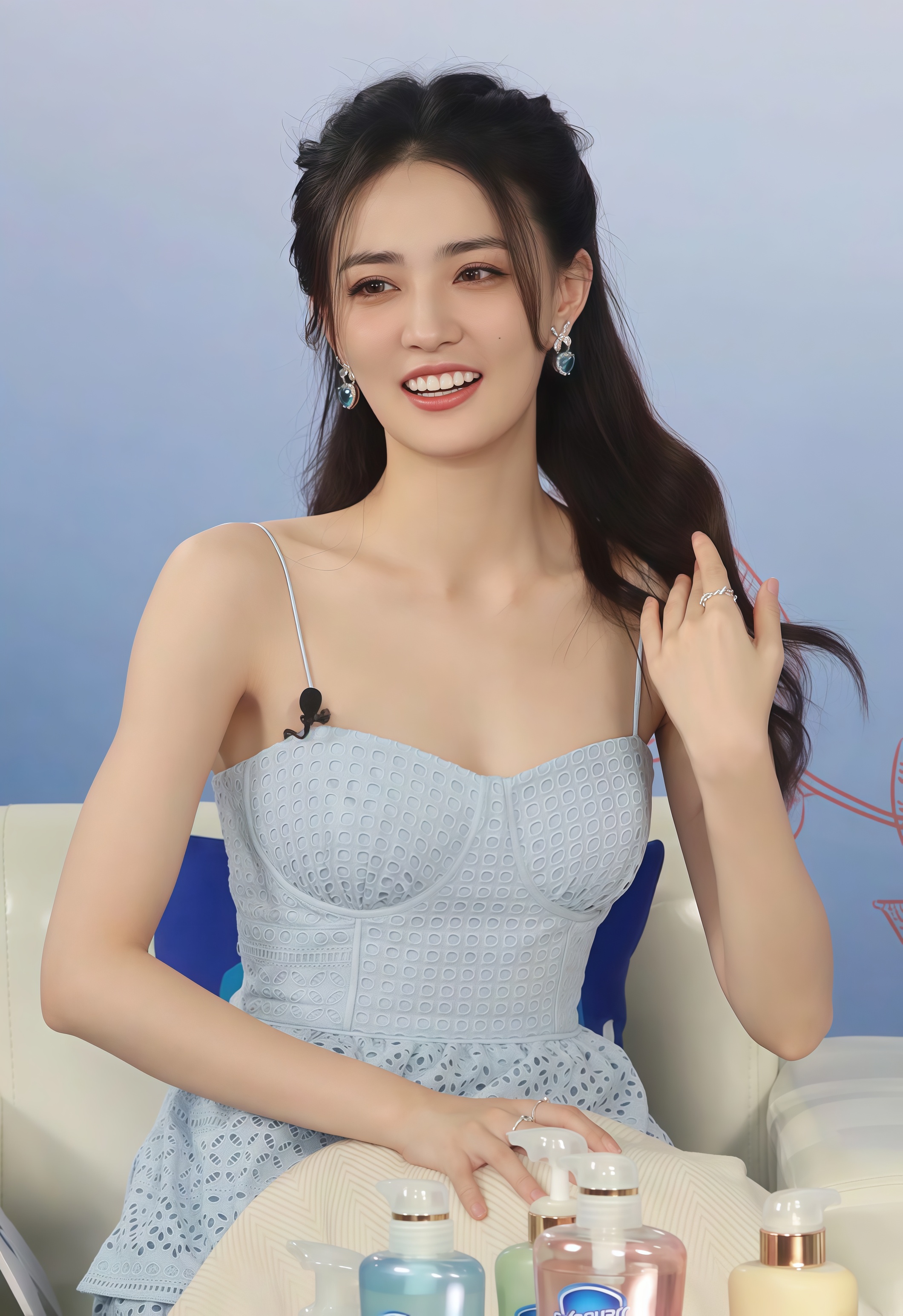 徐璐气质清新，浅蓝吊带裙尽显优雅魅力