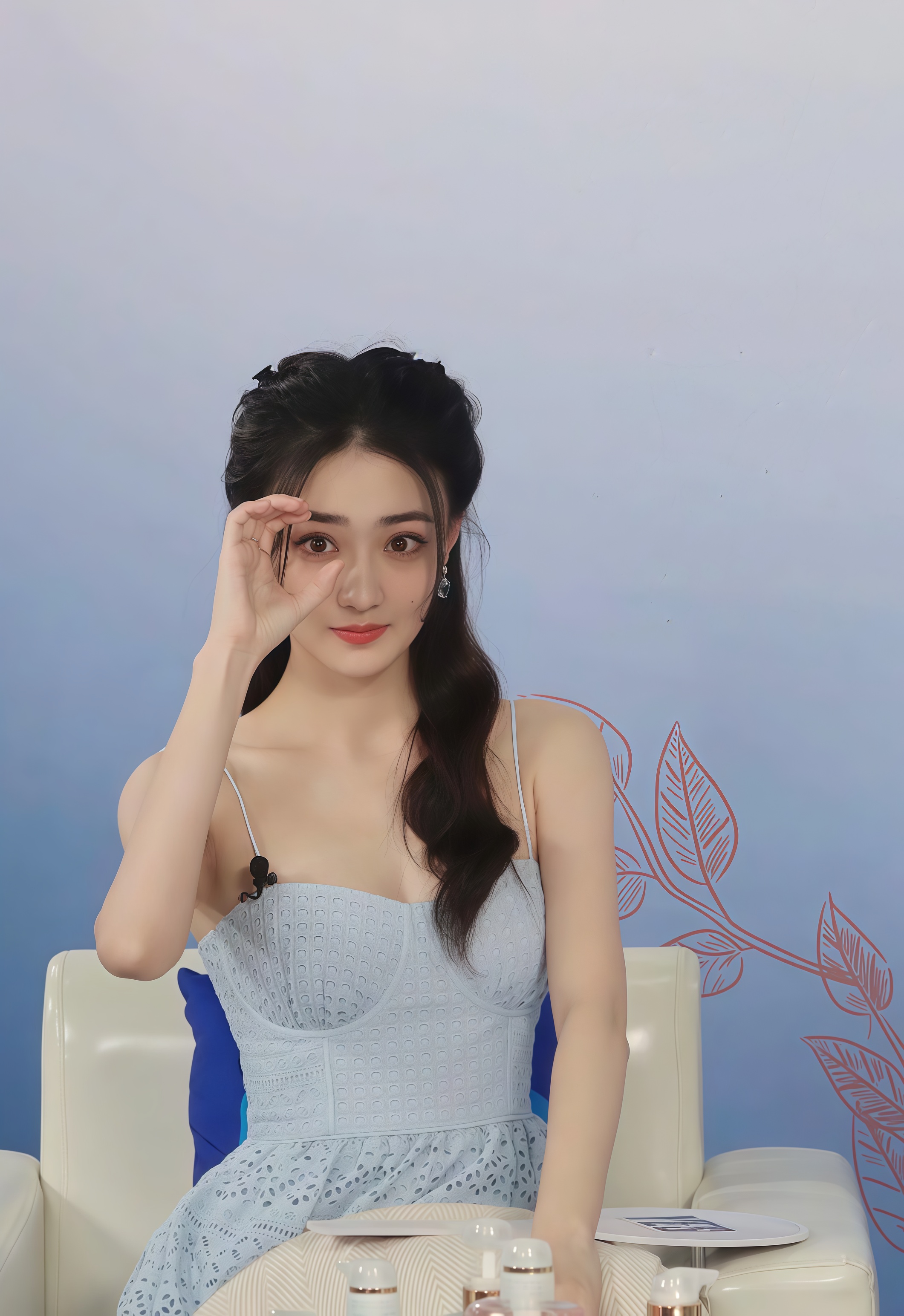 徐璐气质清新,浅蓝吊带裙尽显优雅魅力 徐璐气质清新,浅蓝吊带裙尽显优雅魅力