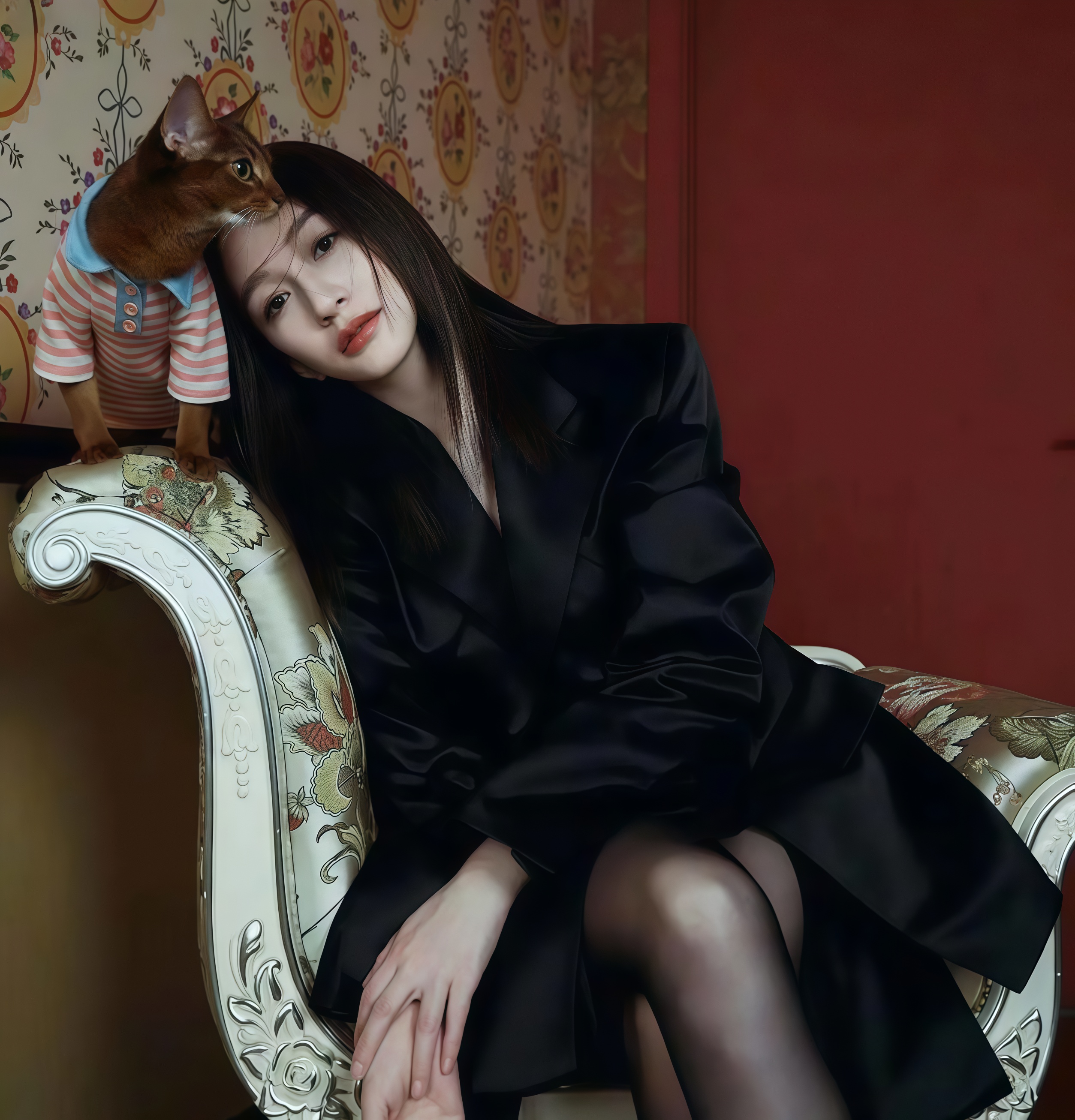 49岁李小冉穿黑丝，缎面西装裙展现修长美腿