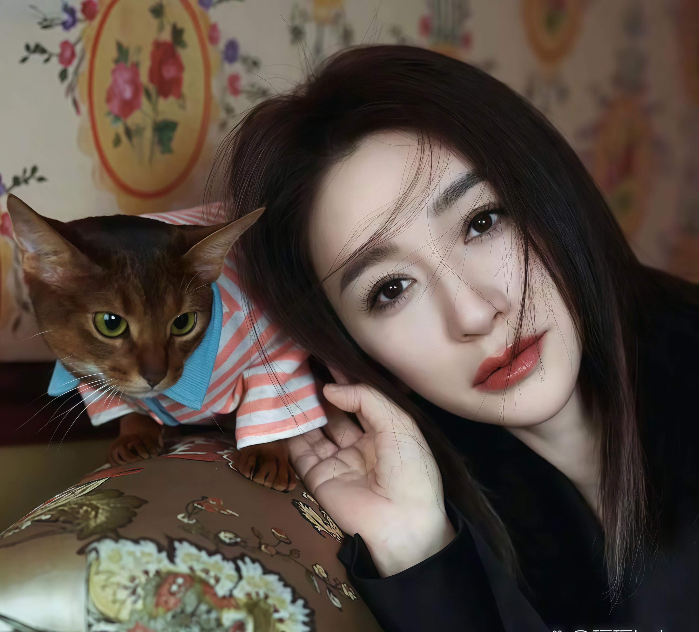 49岁李小冉穿黑丝，缎面西装裙展现修长美腿