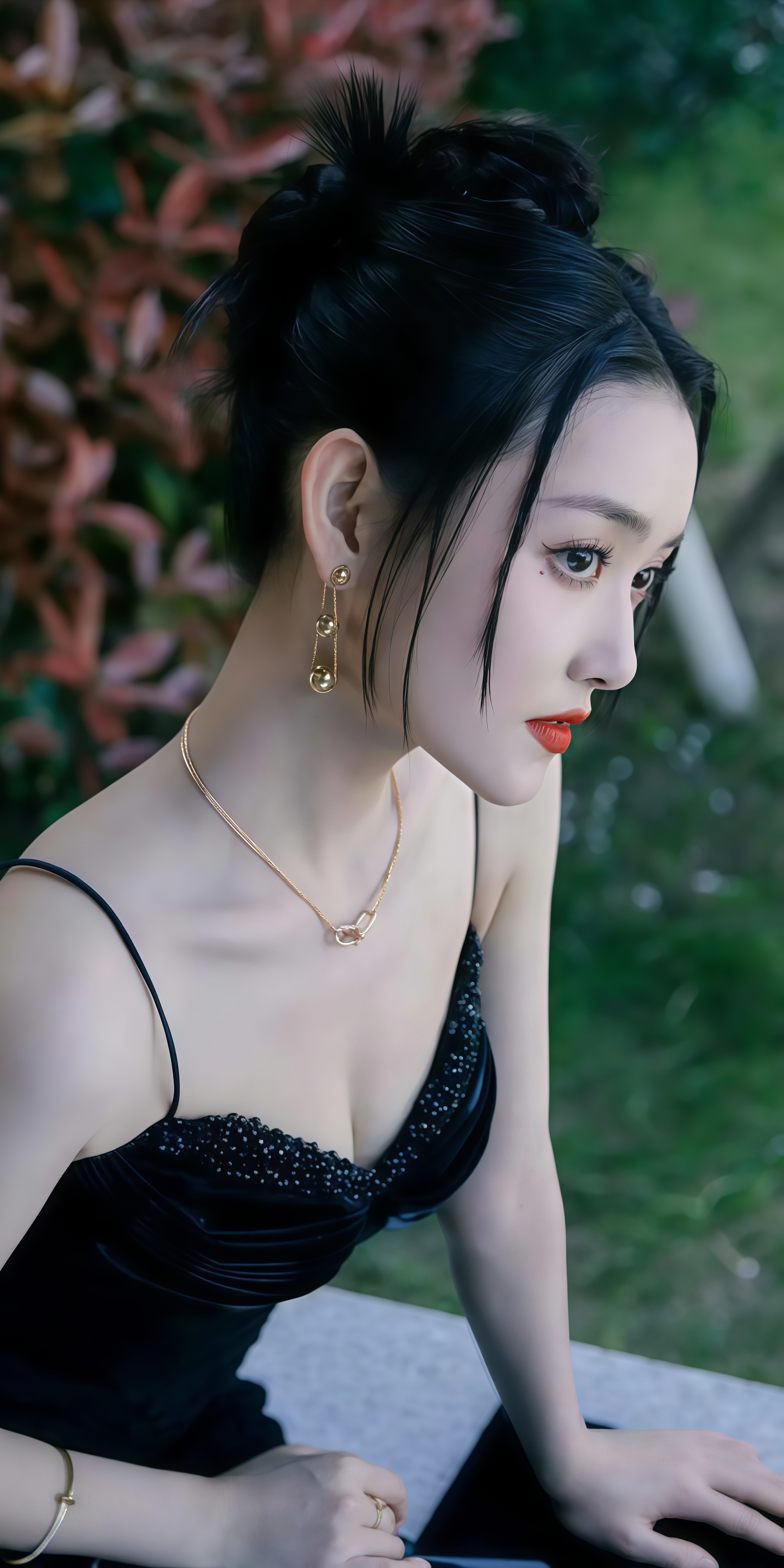 蒋依依黑裙红唇，户外场景勾勒身材优势时尚