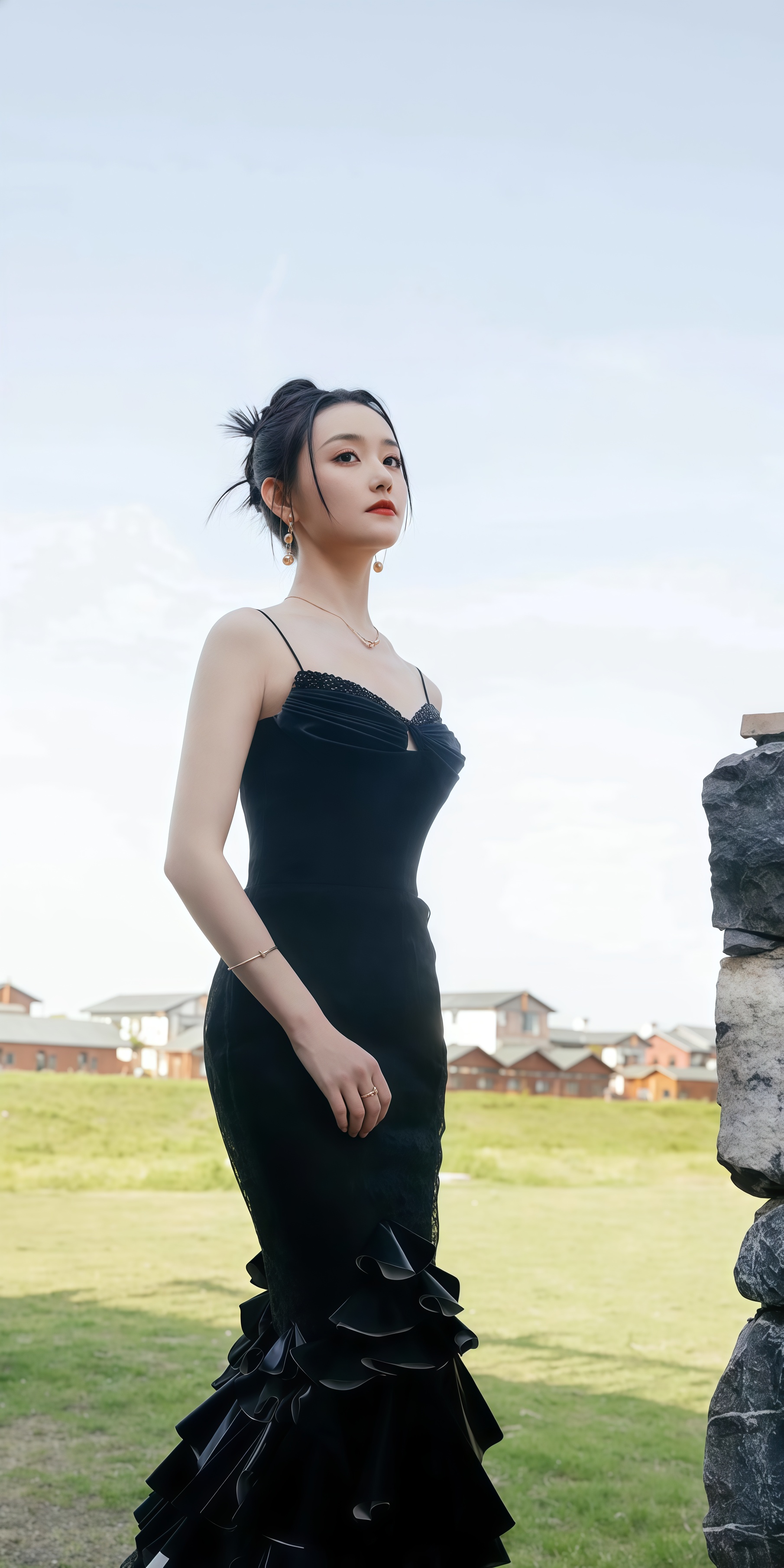 蒋依依黑裙红唇，户外场景勾勒身材优势时尚